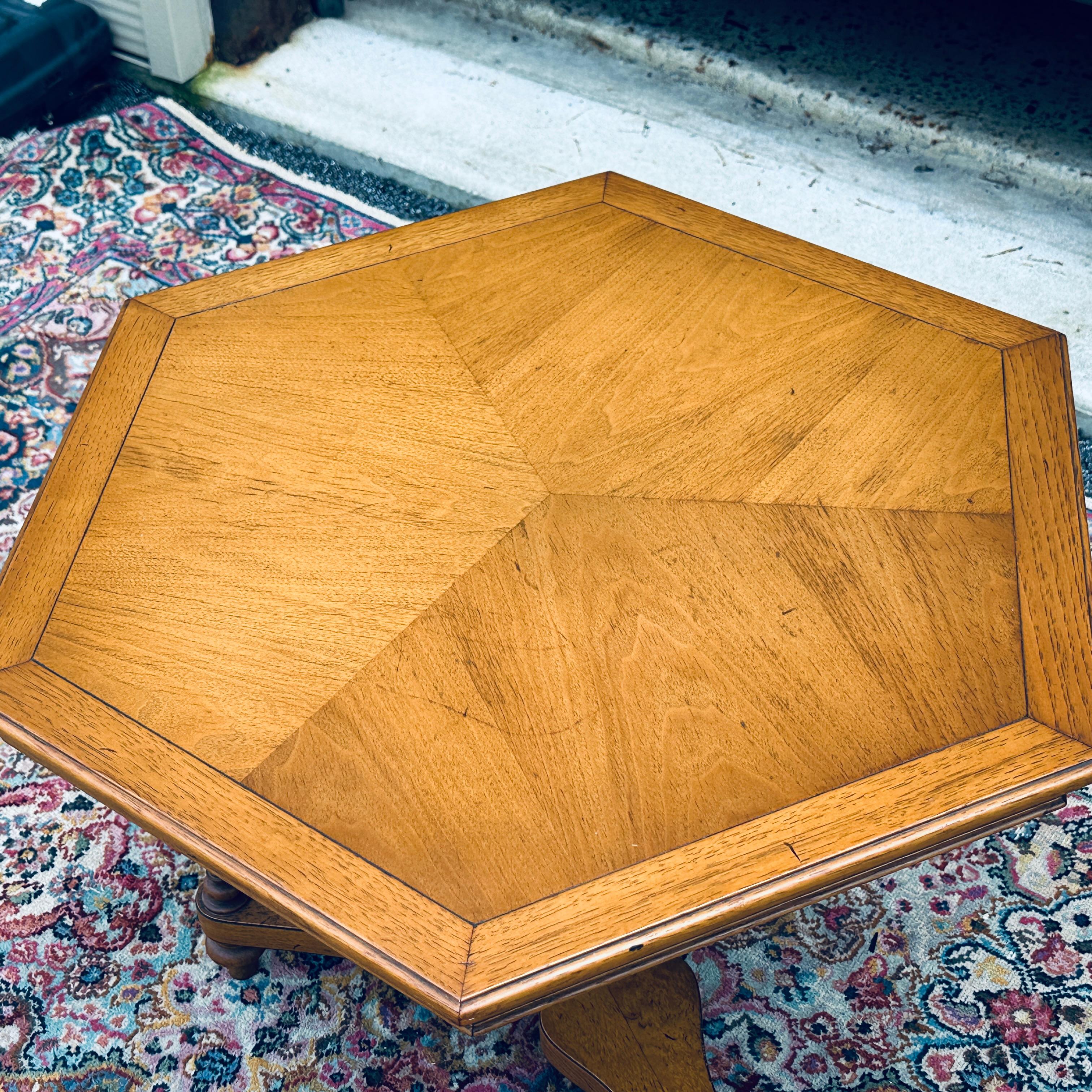 Mesa auxiliar de pedestal hexagonal Tomlinson Pavane de mediados de siglo Estadounidense en venta