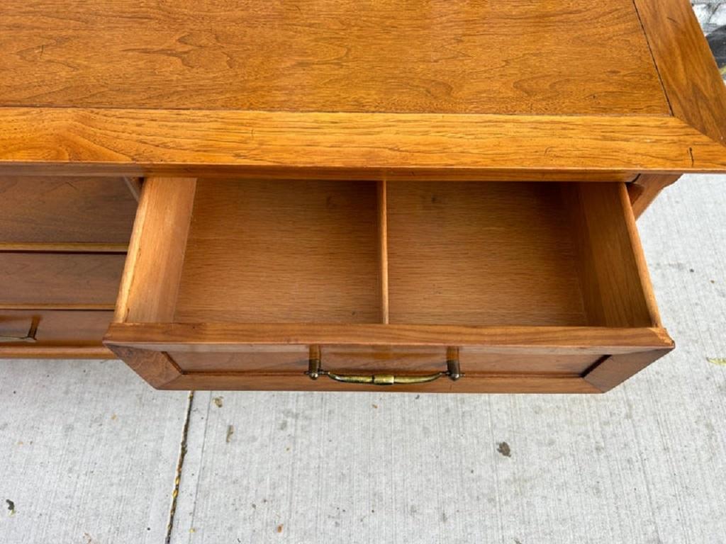 Comò a 6 cassetti in noce Tomlinson, metà secolo, maniglie in ottone in vendita 2