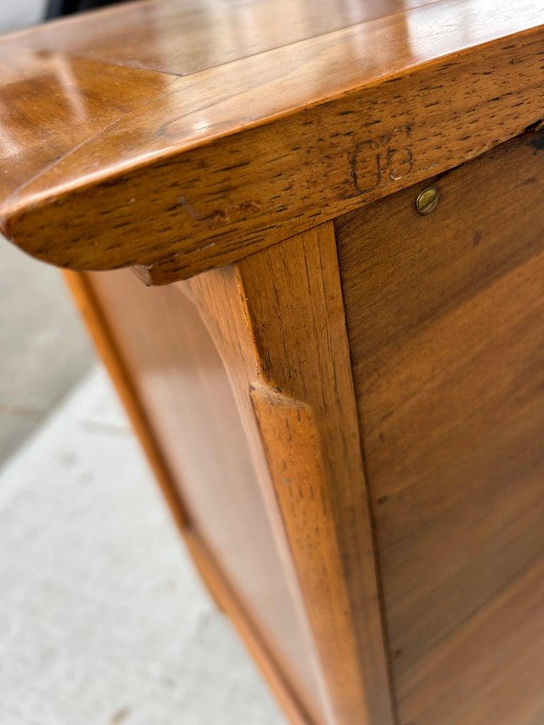 Comò a 6 cassetti in noce Tomlinson, metà secolo, maniglie in ottone in vendita 5