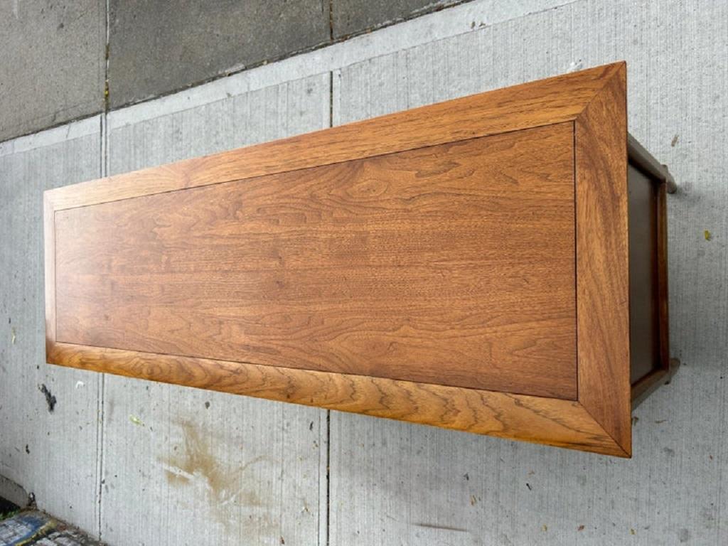 Comò a 6 cassetti in noce Tomlinson, metà secolo, maniglie in ottone in vendita 6