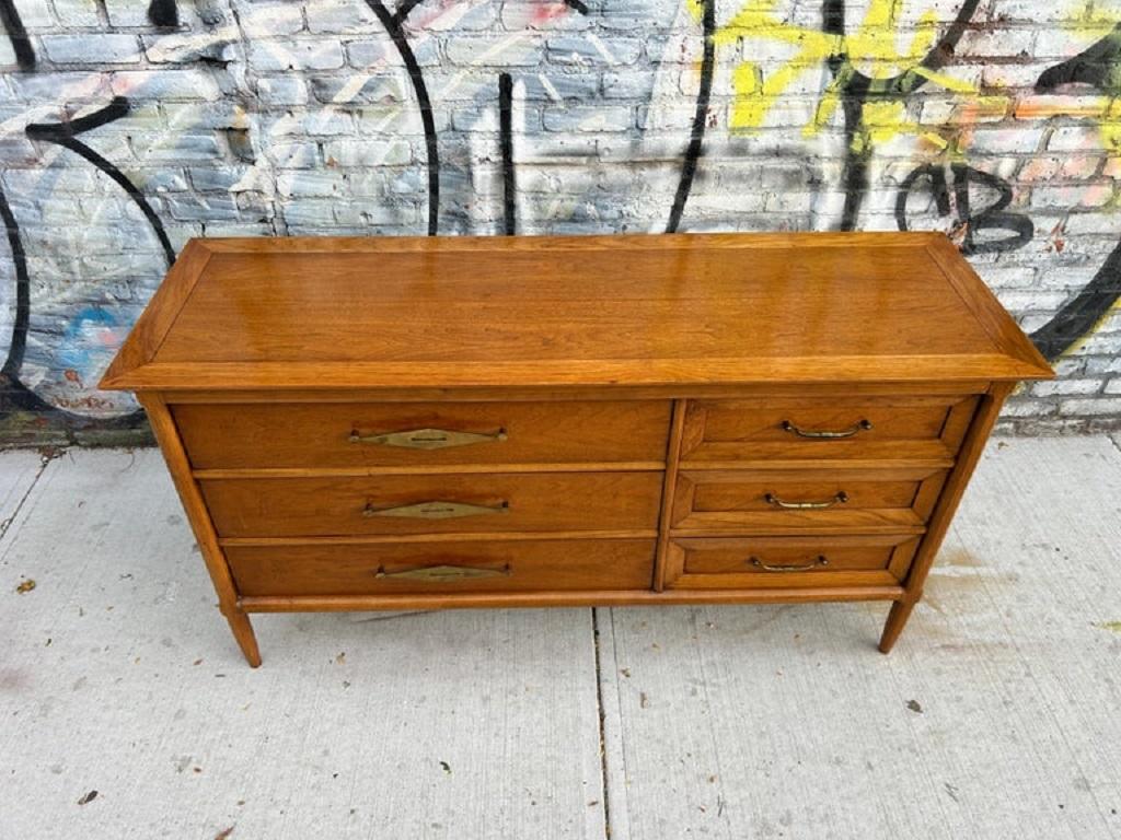 Comò a 6 cassetti in noce di metà secolo Tomlinson Sophisticate Maniglie in ottone con sfumature di colore contrastanti in ottime condizioni, tutte le finiture originali. Il legno primario è il Wood e quello secondario l'Oak. Creato negli anni '60.
