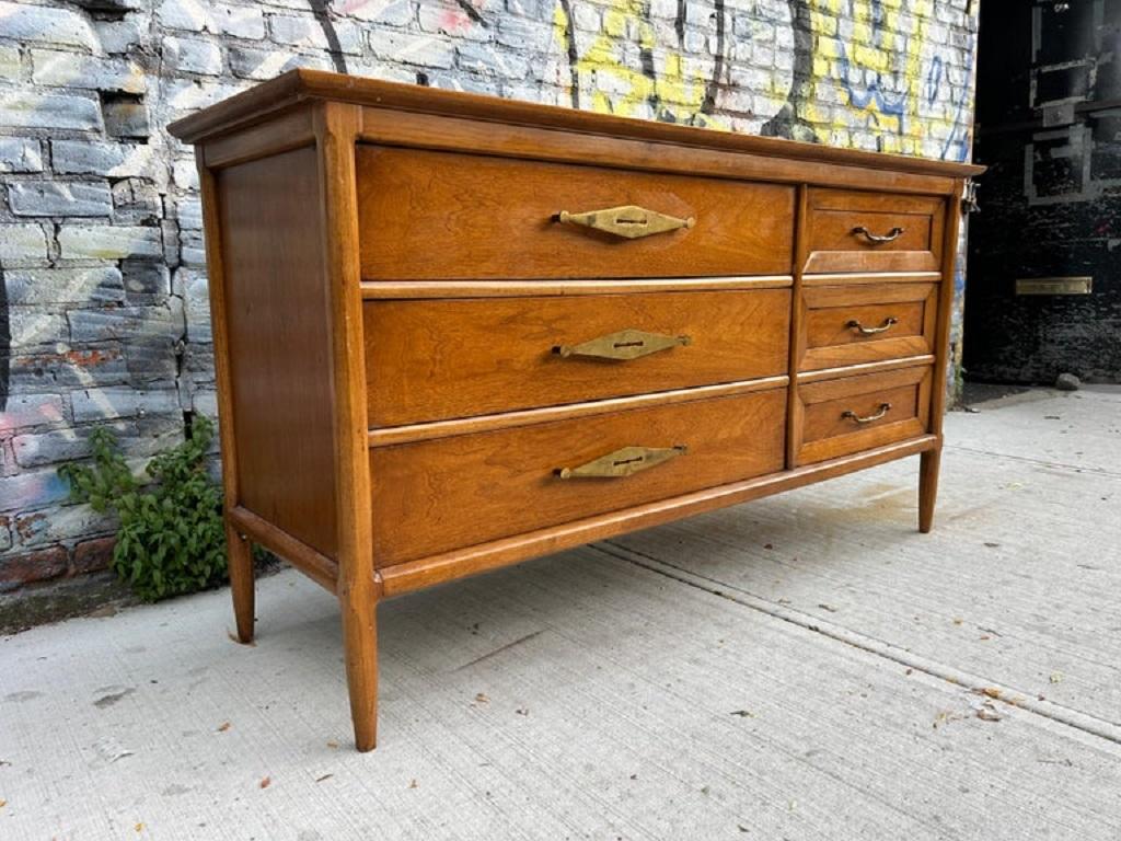 Mid-Century moderno Comò a 6 cassetti in noce Tomlinson, metà secolo, maniglie in ottone in vendita