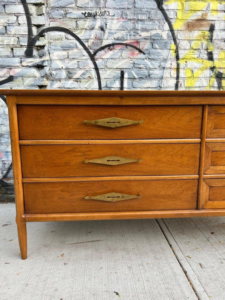 Ottone Comò a 6 cassetti in noce Tomlinson, metà secolo, maniglie in ottone in vendita