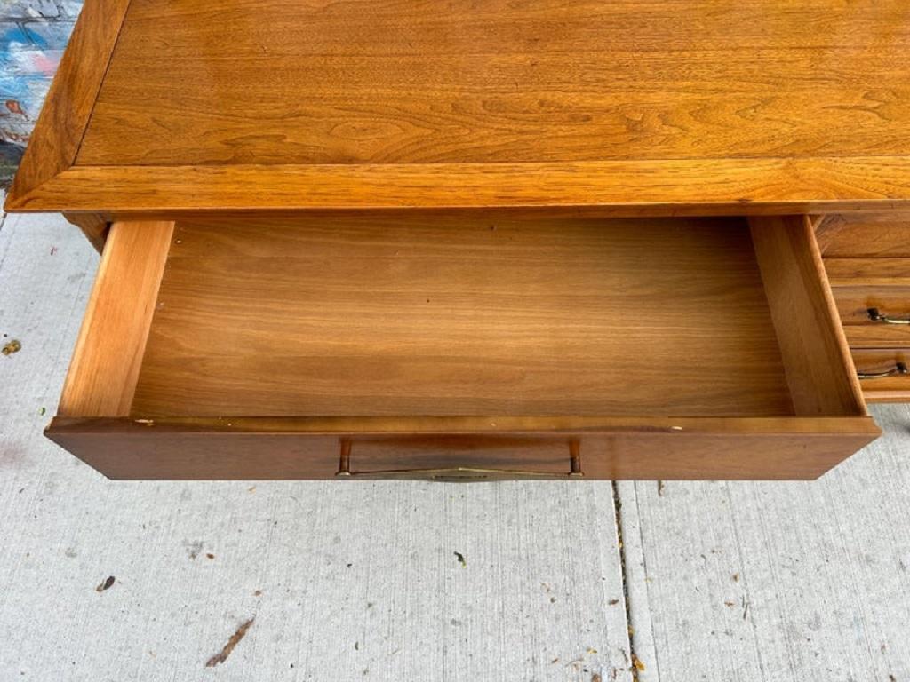 Comò a 6 cassetti in noce Tomlinson, metà secolo, maniglie in ottone in vendita 1