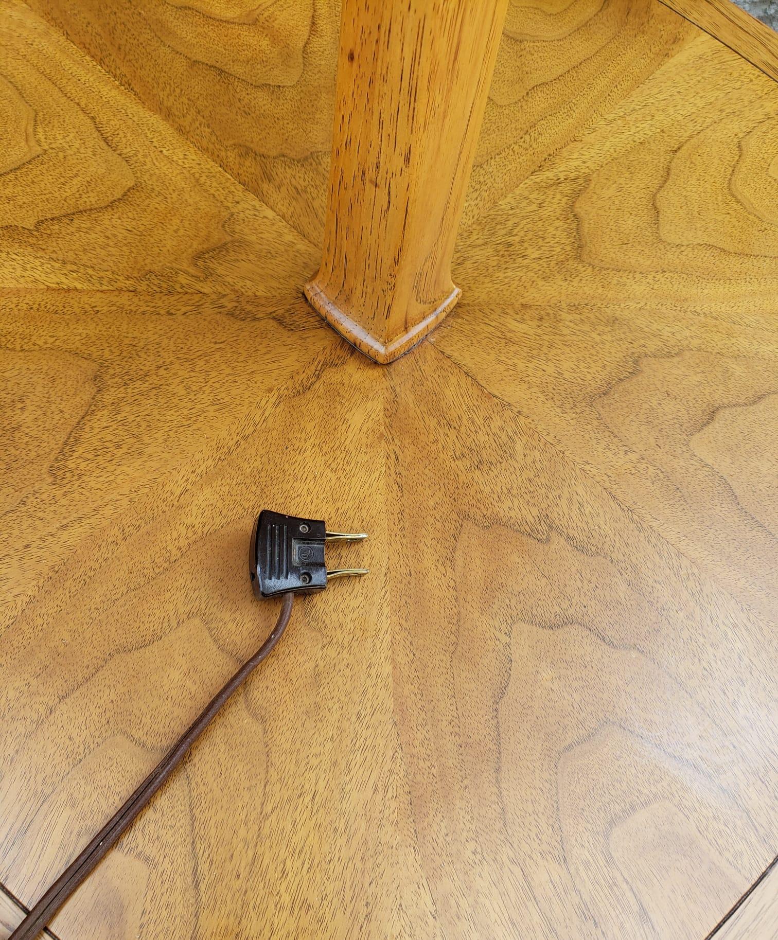 Raffinierte Mid-Century-Stehlampe aus Nussbaumholz mit Tisch, Tomlinson Sophisticate im Angebot 2