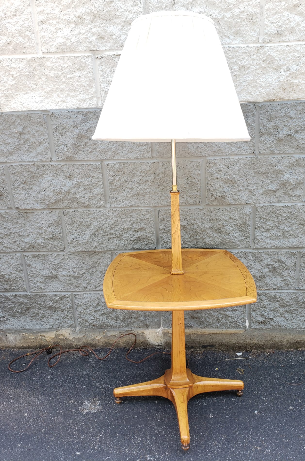 Rare lampadaire torchère du milieu du siècle en noyer sophistiqué de Tomlinson avec table et abat-jour torchire en verre au lait et pieds en laiton.
Fabrication artisanale de haute qualité et en très bon état vintage.  Livré avec un abat-jour en