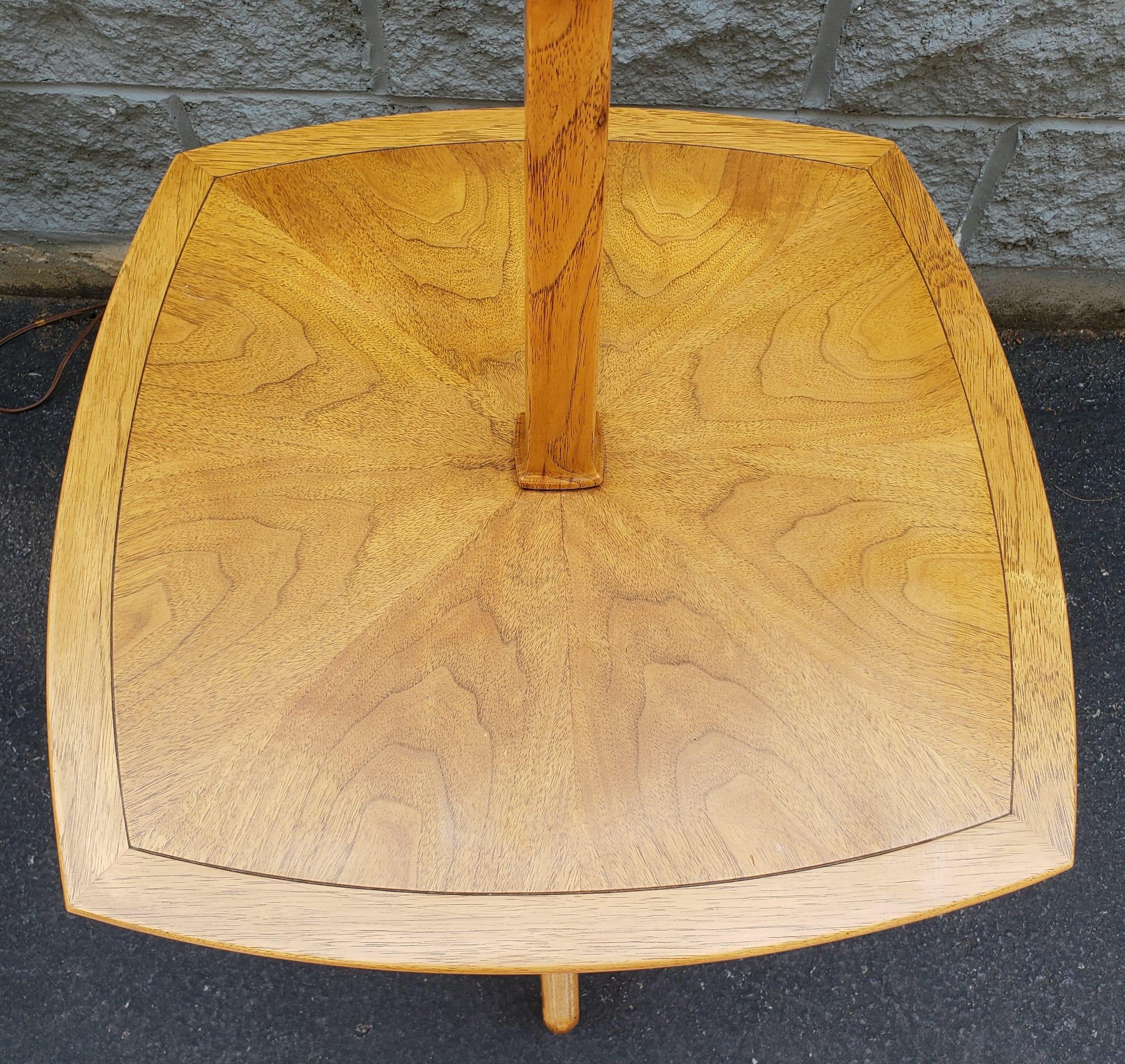 Raffinierte Mid-Century-Stehlampe aus Nussbaumholz mit Tisch, Tomlinson Sophisticate (Moderne der Mitte des Jahrhunderts) im Angebot
