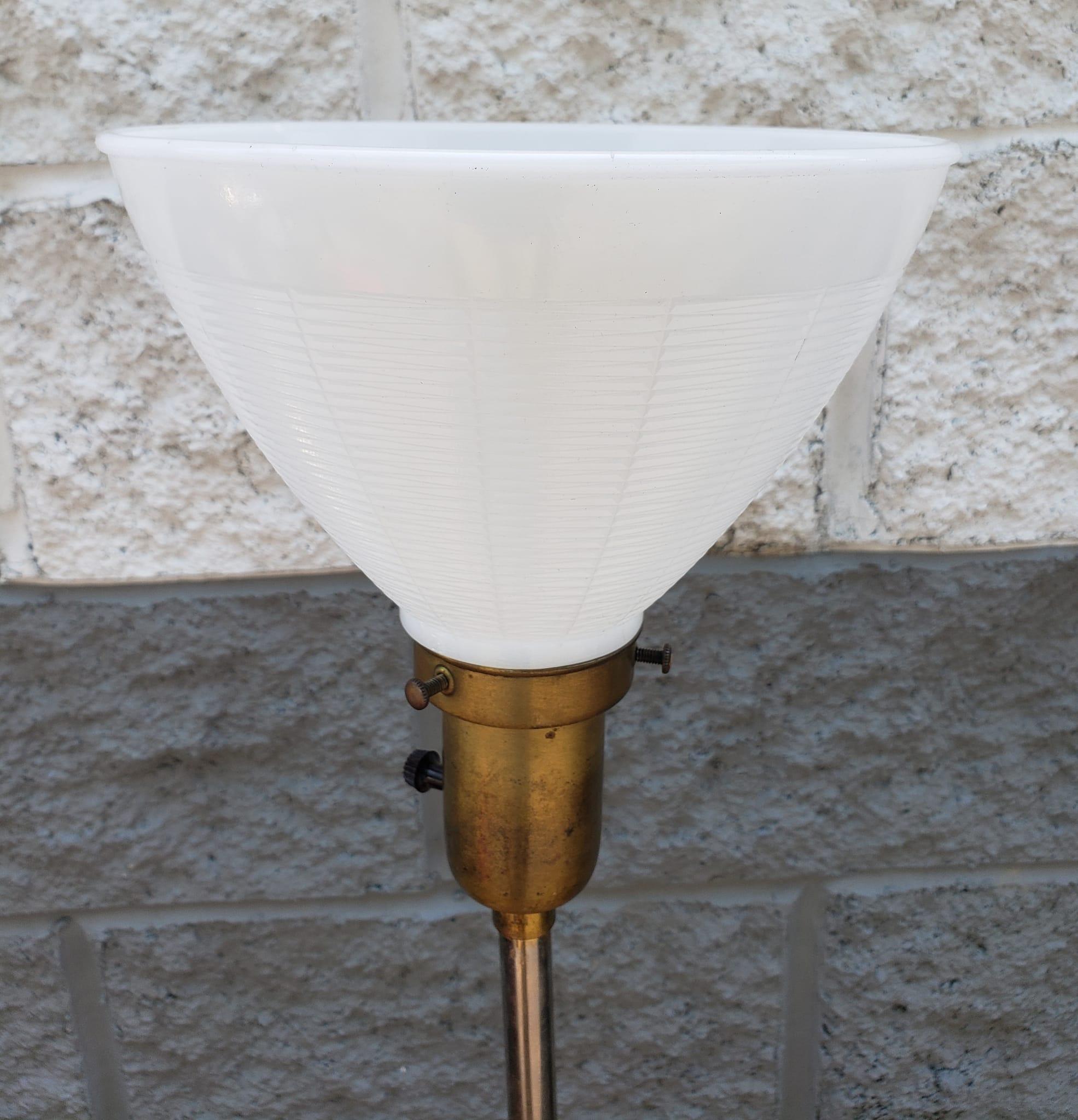 Raffinierte Mid-Century-Stehlampe aus Nussbaumholz mit Tisch, Tomlinson Sophisticate (amerikanisch) im Angebot