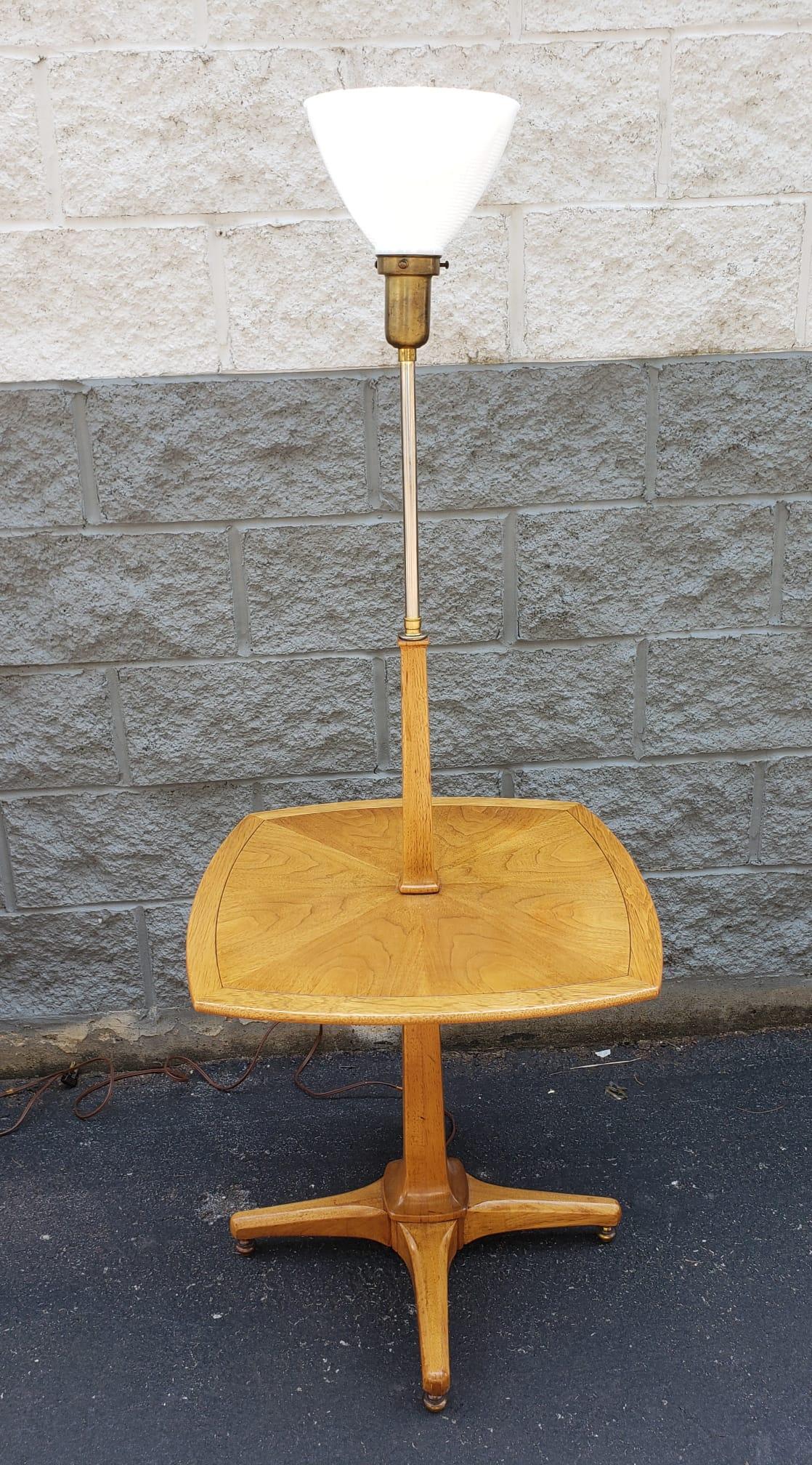 Mid-Century Tomlinson Sophisticate Walnut Torchiere Floor Lamp with Table In Good Condition For Sale In Germantown, MD