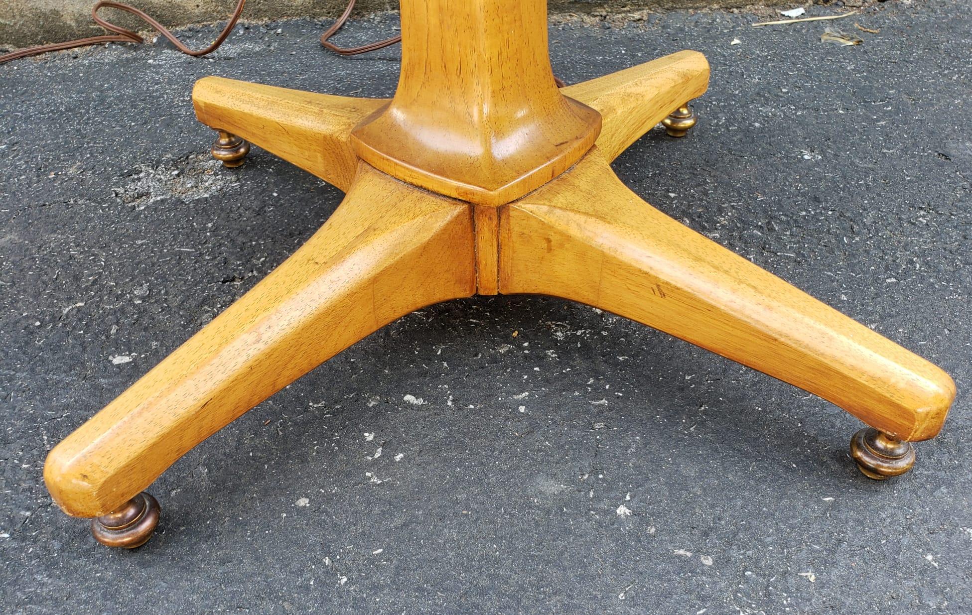 Raffinierte Mid-Century-Stehlampe aus Nussbaumholz mit Tisch, Tomlinson Sophisticate (Walnuss) im Angebot