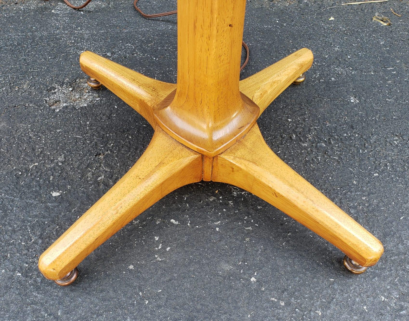 Raffinierte Mid-Century-Stehlampe aus Nussbaumholz mit Tisch, Tomlinson Sophisticate im Angebot 1