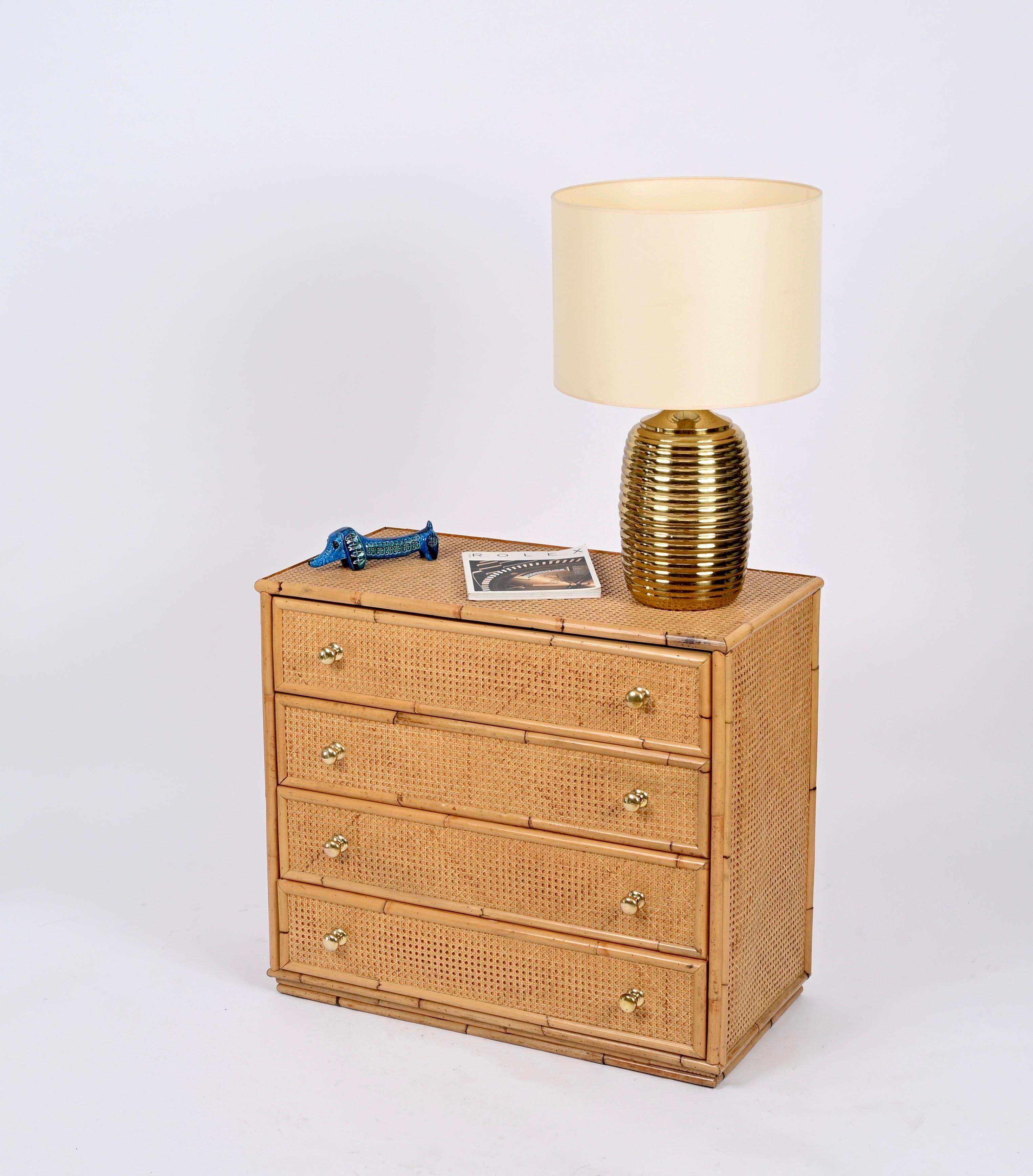 Impresionante lámpara de sobremesa de latón con pantalla redonda de color beige, diseñada por Tommaso Barbi y fabricada en Italia en la década de 1970.  

Esta lámpara de sobremesa increíblemente elegante tiene una base redonda de forma retorcida