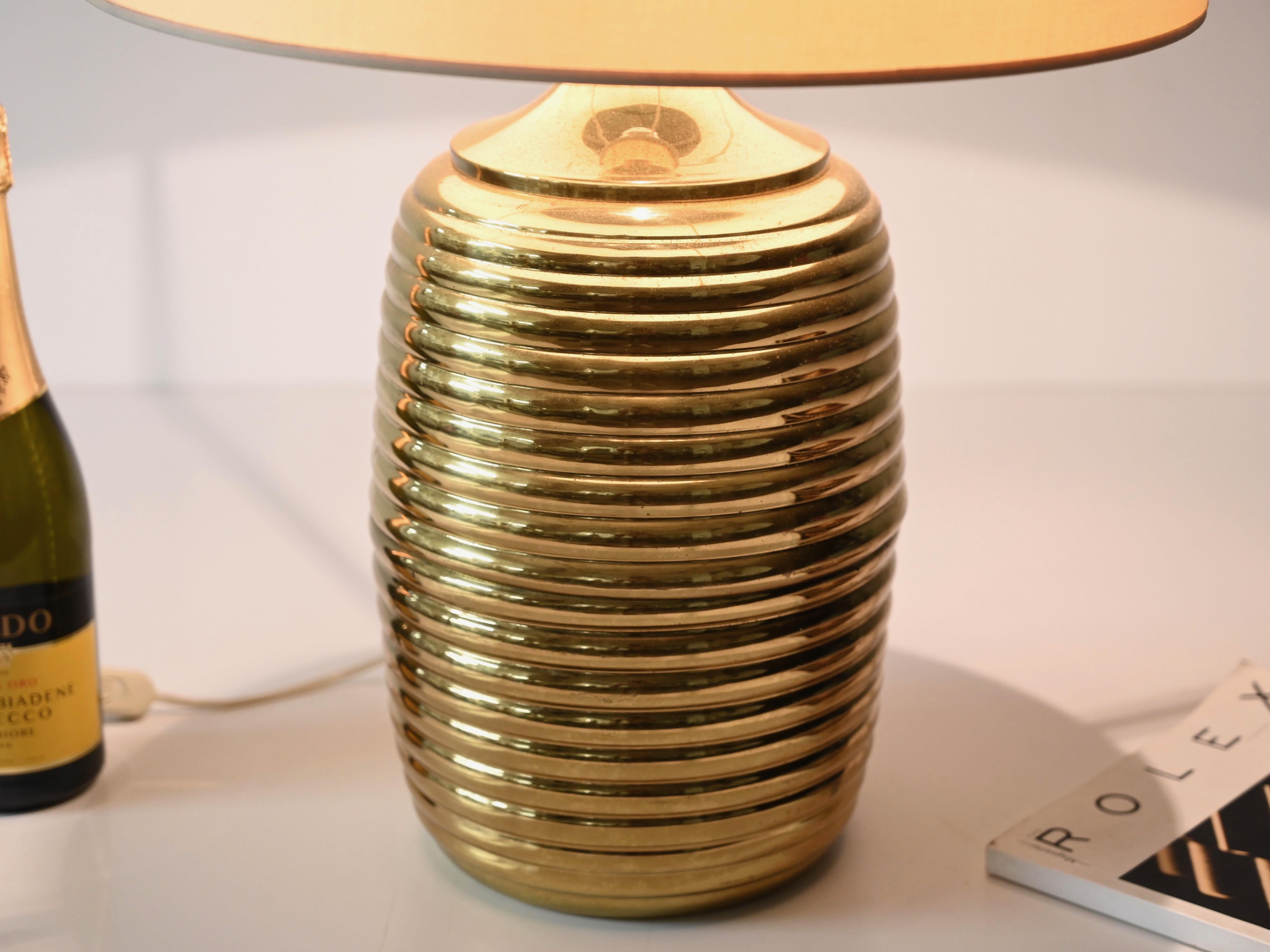 Lámpara de sobremesa Tommaso Barbi de mediados de siglo en latón con  Pantalla de lámpara beige, Italia Años 70 Moderno de mediados de siglo en venta