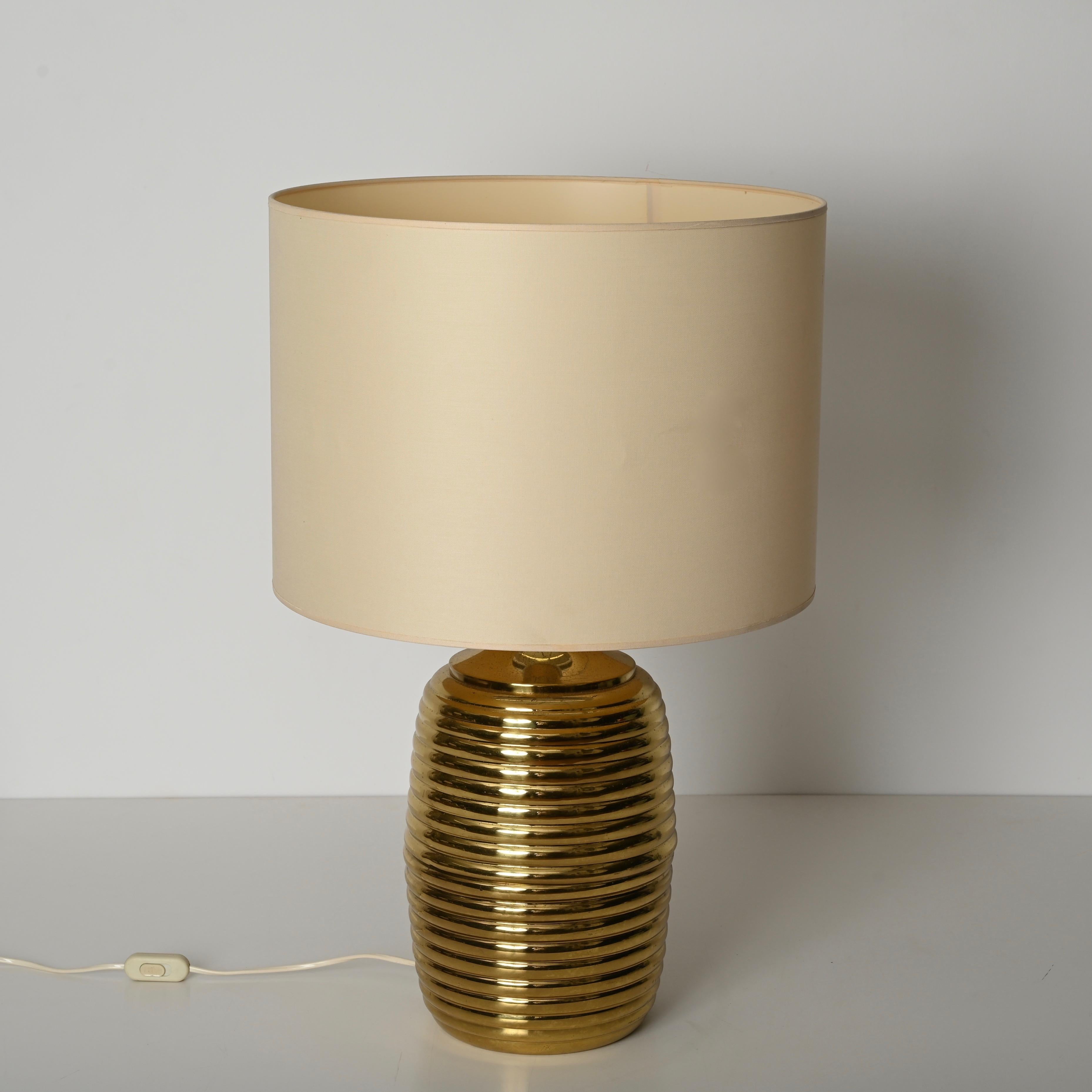 Lámpara de sobremesa Tommaso Barbi de mediados de siglo en latón con  Pantalla de lámpara beige, Italia Años 70 siglo XX en venta
