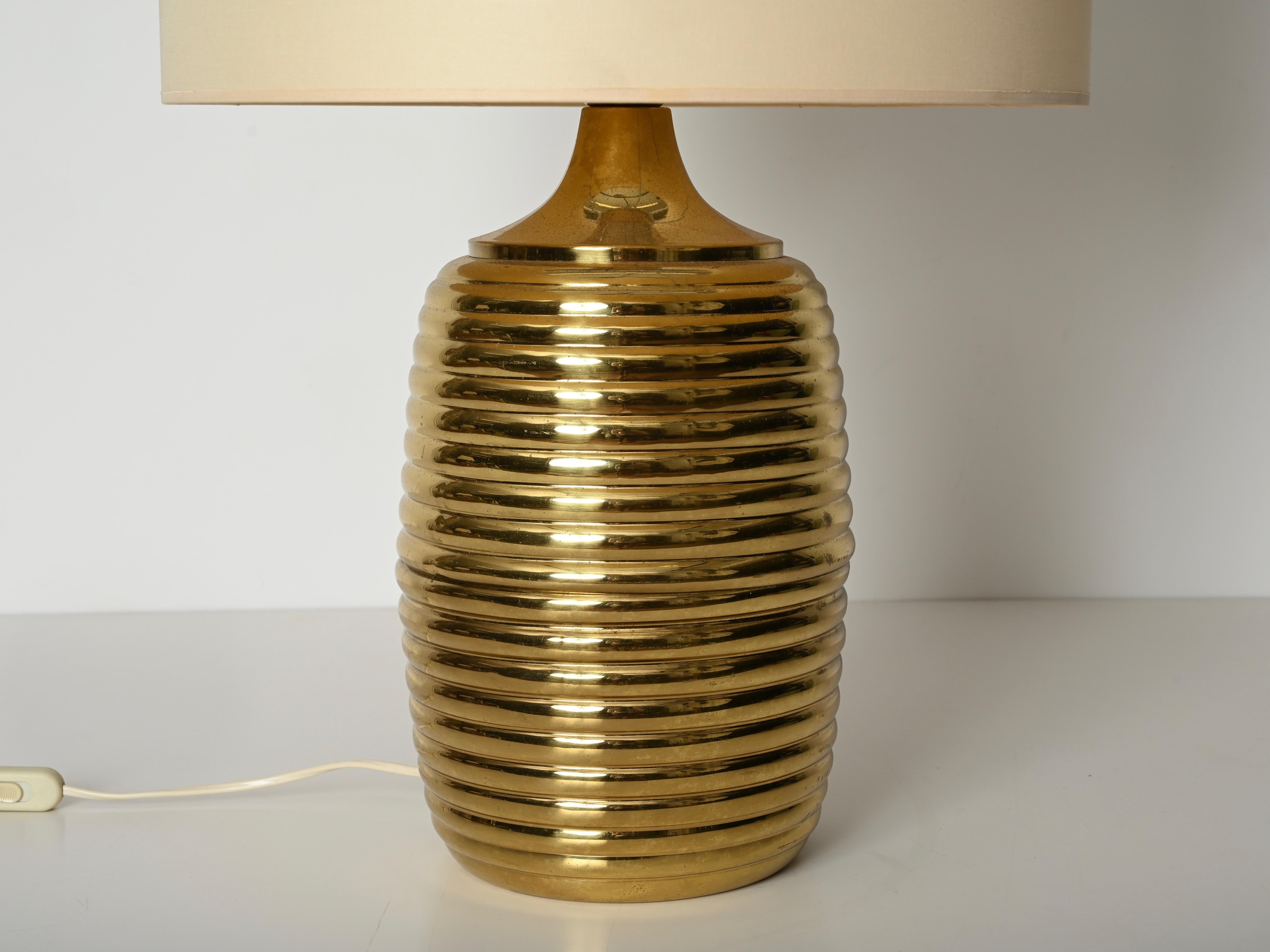 Lámpara de sobremesa Tommaso Barbi de mediados de siglo en latón con  Pantalla de lámpara beige, Italia Años 70 Latón en venta