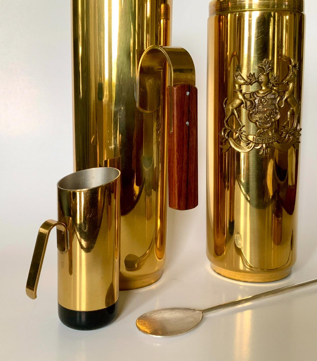 Un design Icone réalisé par l'un des meilleurs designers de son temps. Cylindres hauts en laiton avec accents en noyer. Les trois pièces sont signées sur le fond, Made in Italy. Un excellent complément moderne et classique à ajouter à n'importe quel