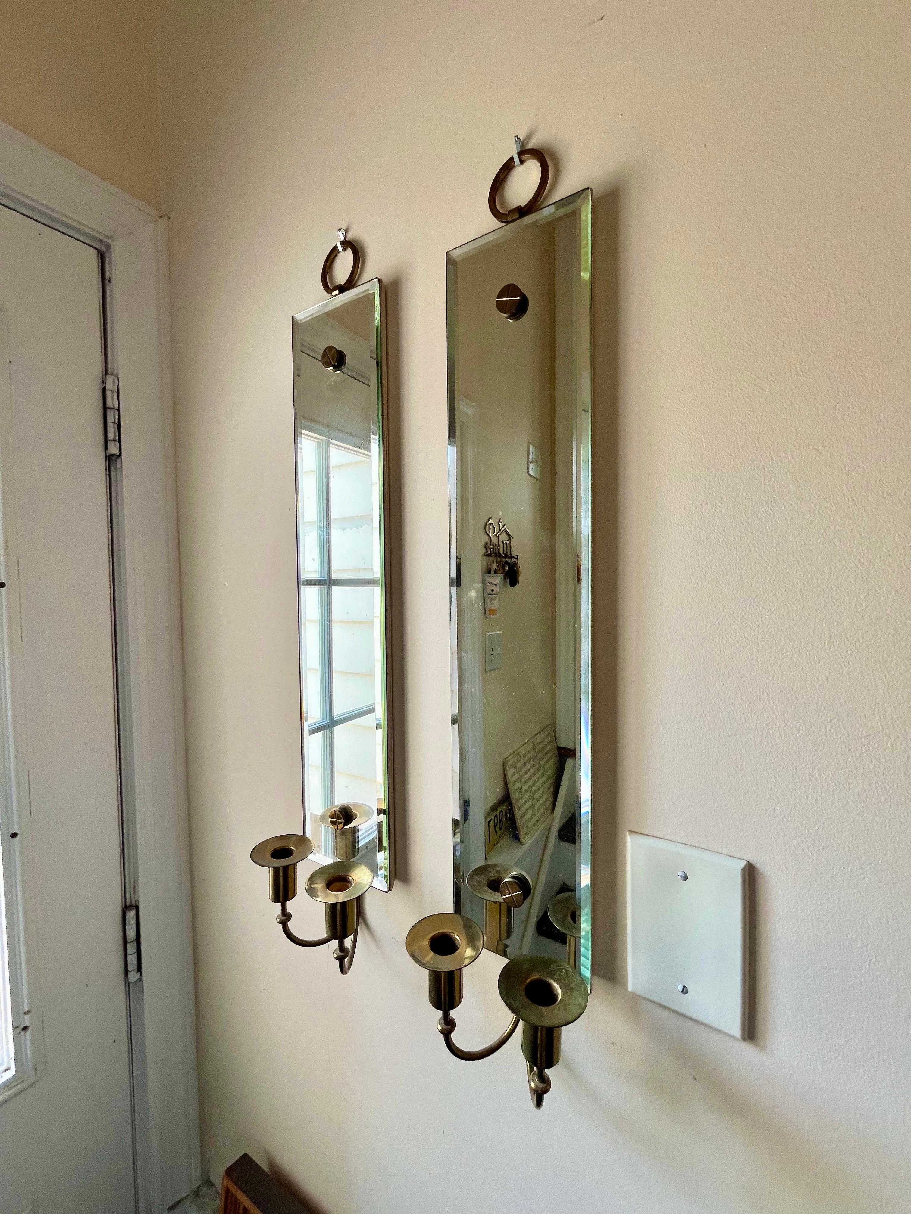Elegantes apliques de pared de Tommi Parzinger. Los respaldos espejados reflejan y amplifican la luz de las velas. Grandes tornillos de acento de latón y el emblemático anillo de latón TP. 