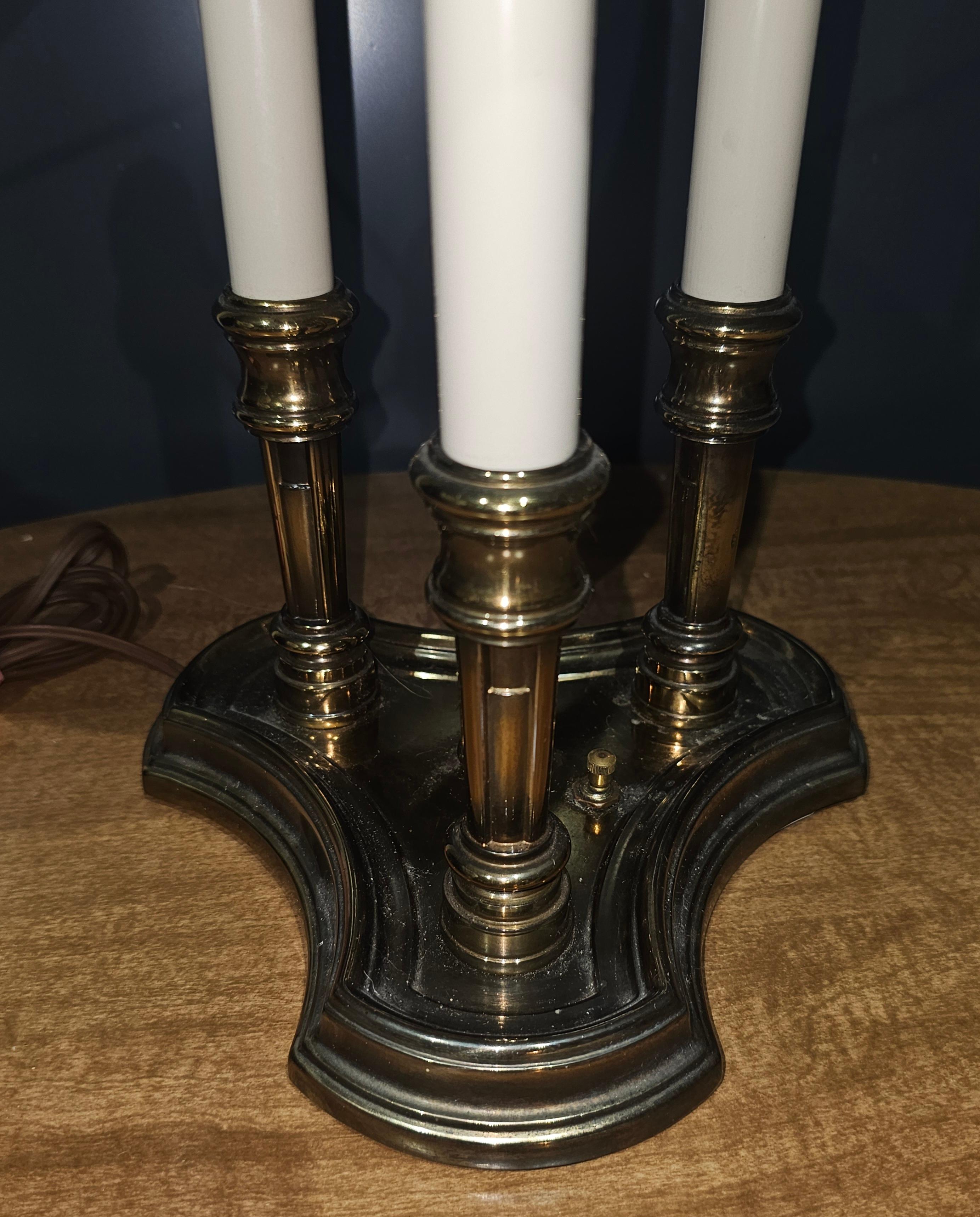 Mid Century Tommi Parzinger Lámpara Bouillotte de Latón Stiffel con Pantalla de Madera de Burl Faux en venta 3