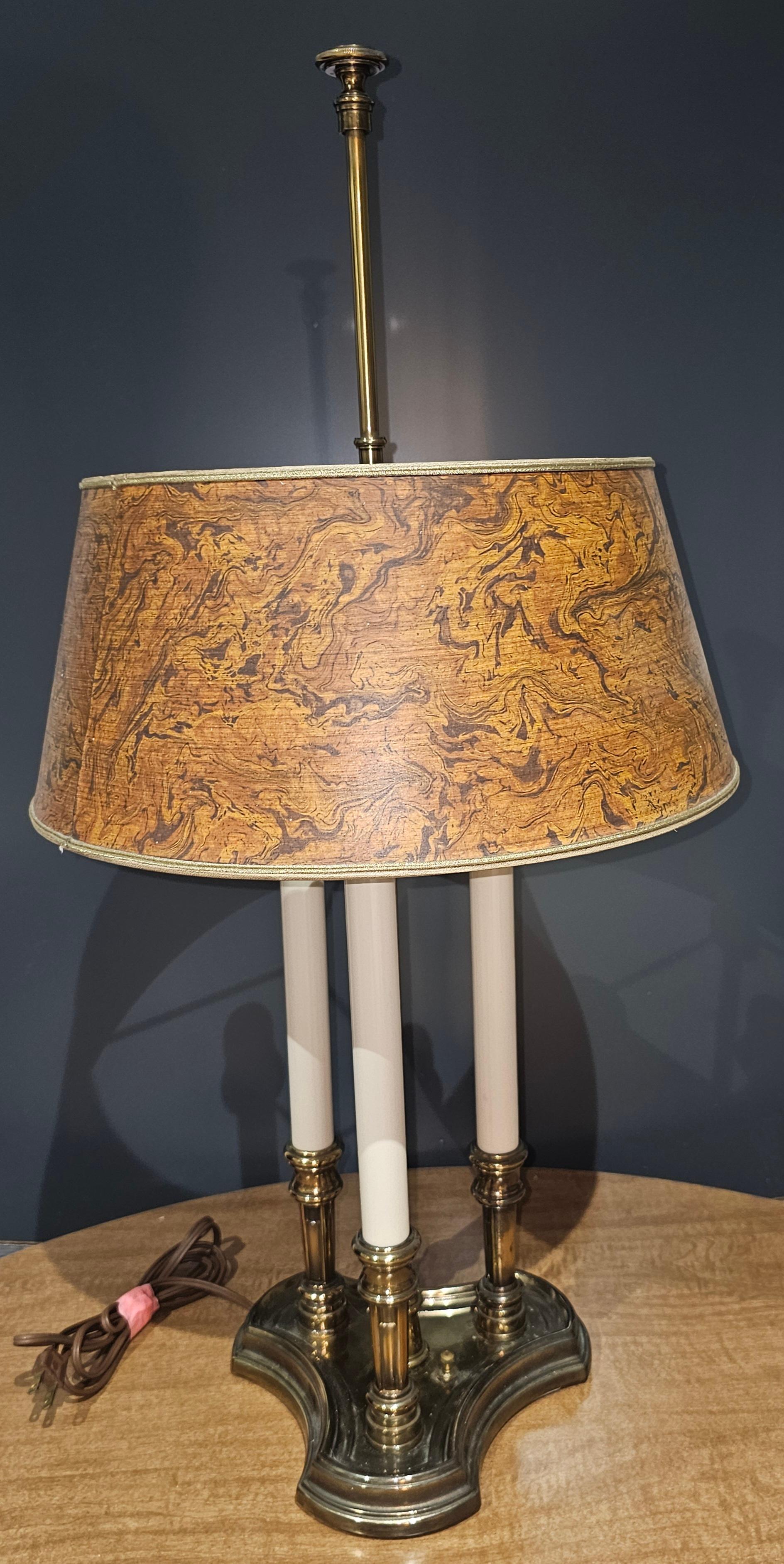 Mid Century Tommi Parzinger Lámpara Bouillotte de Latón Stiffel con Pantalla de Madera de Burl Faux en venta 4
