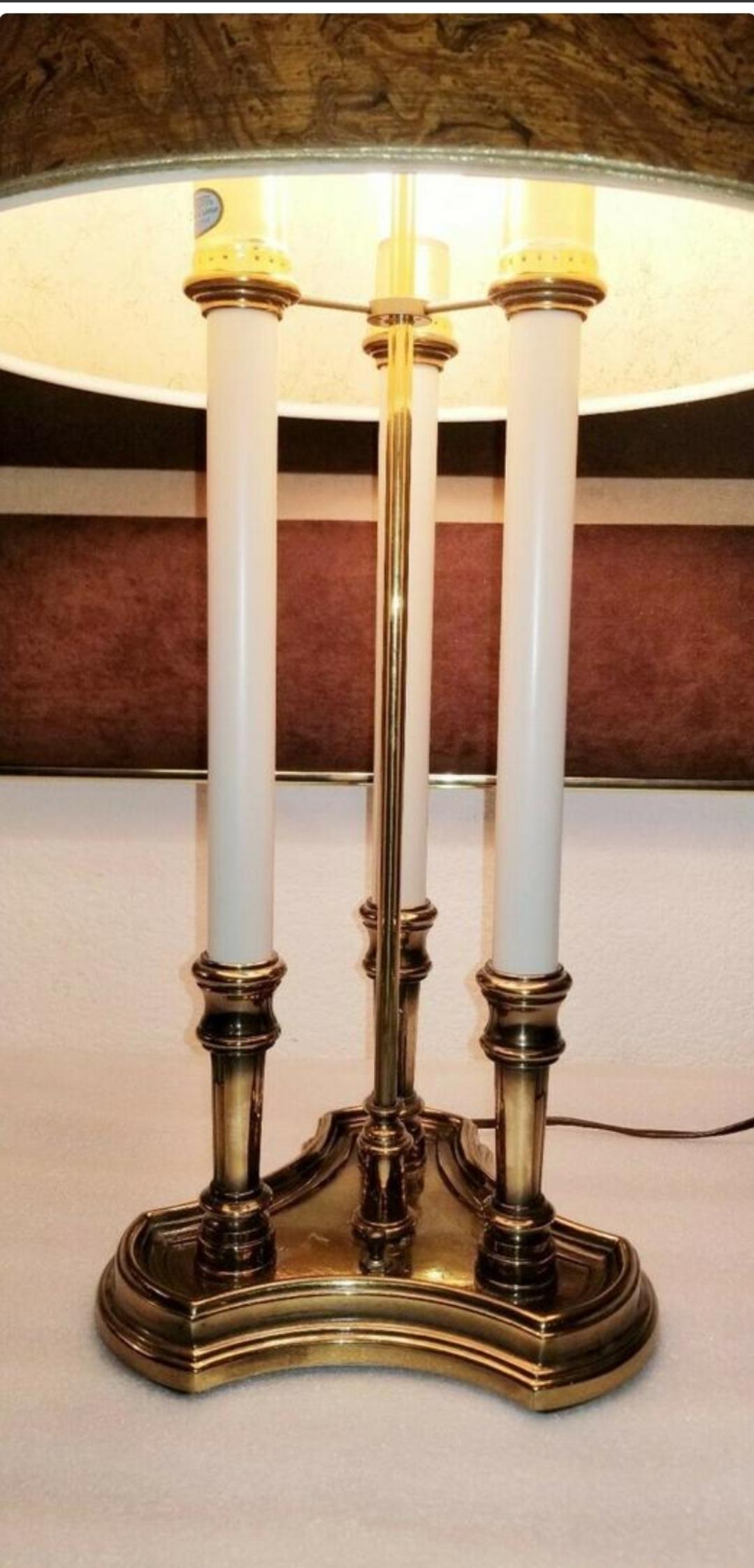 Mid Century Tommi Parzinger Lámpara Bouillotte de Latón Stiffel con Pantalla de Madera de Burl Faux en venta 7