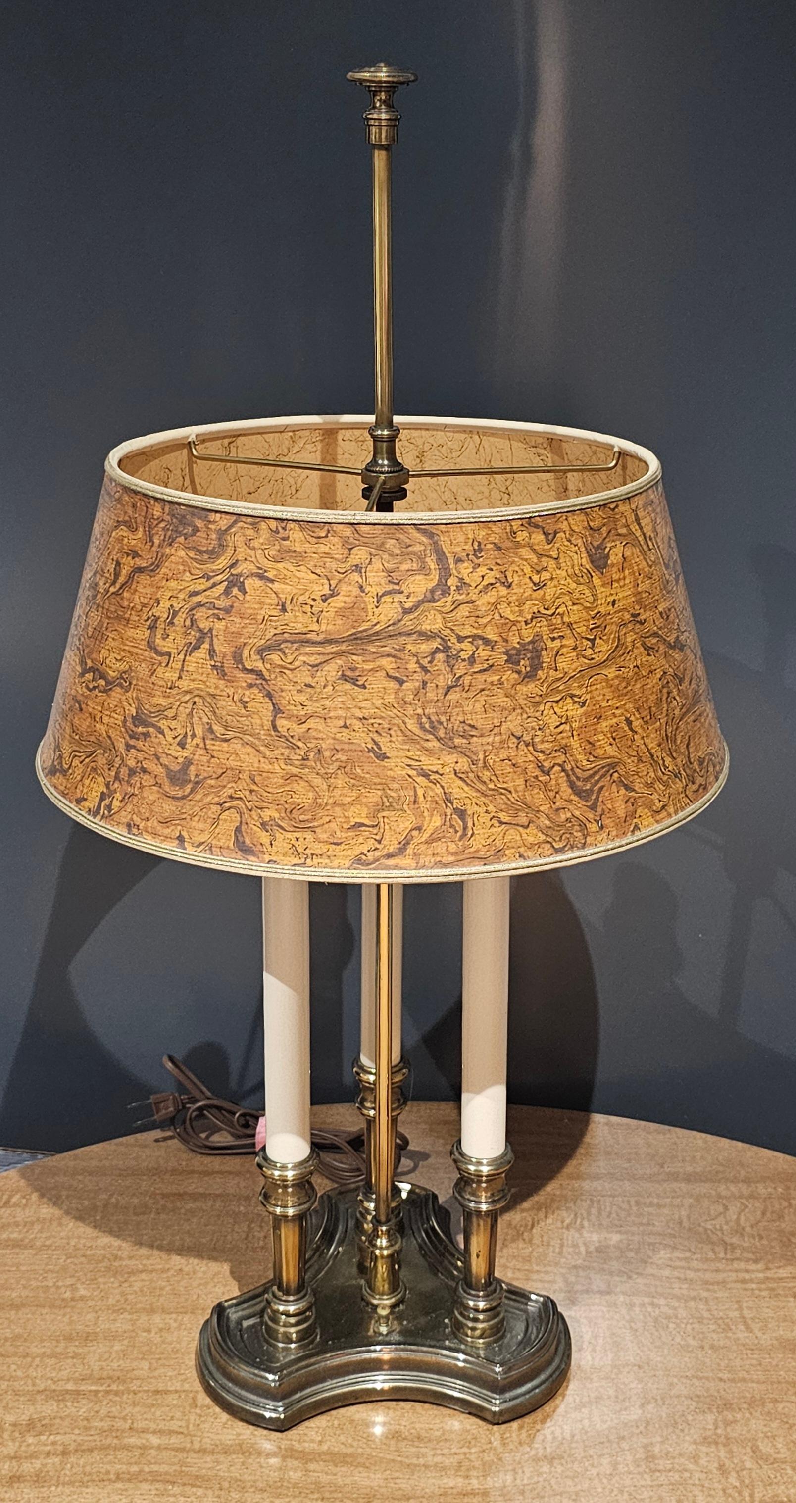 Lámpara Bouillotte Mid Century Tommi Parzinger Stiffel Latón con Madera de Burl Faux 
Sombra
Mide en total 14