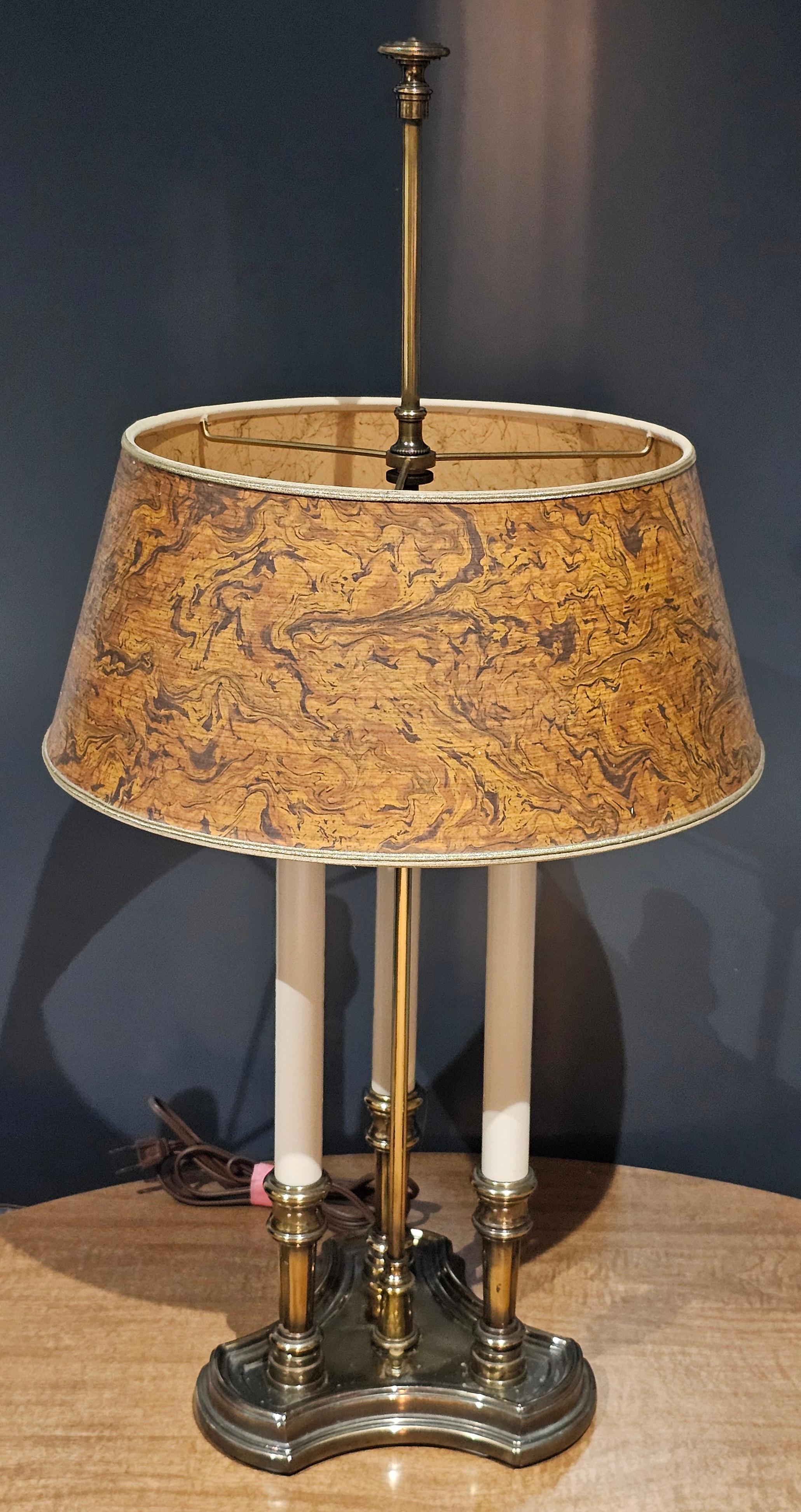 Mid Century Tommi Parzinger Lámpara Bouillotte de Latón Stiffel con Pantalla de Madera de Burl Faux Moderno de mediados de siglo en venta