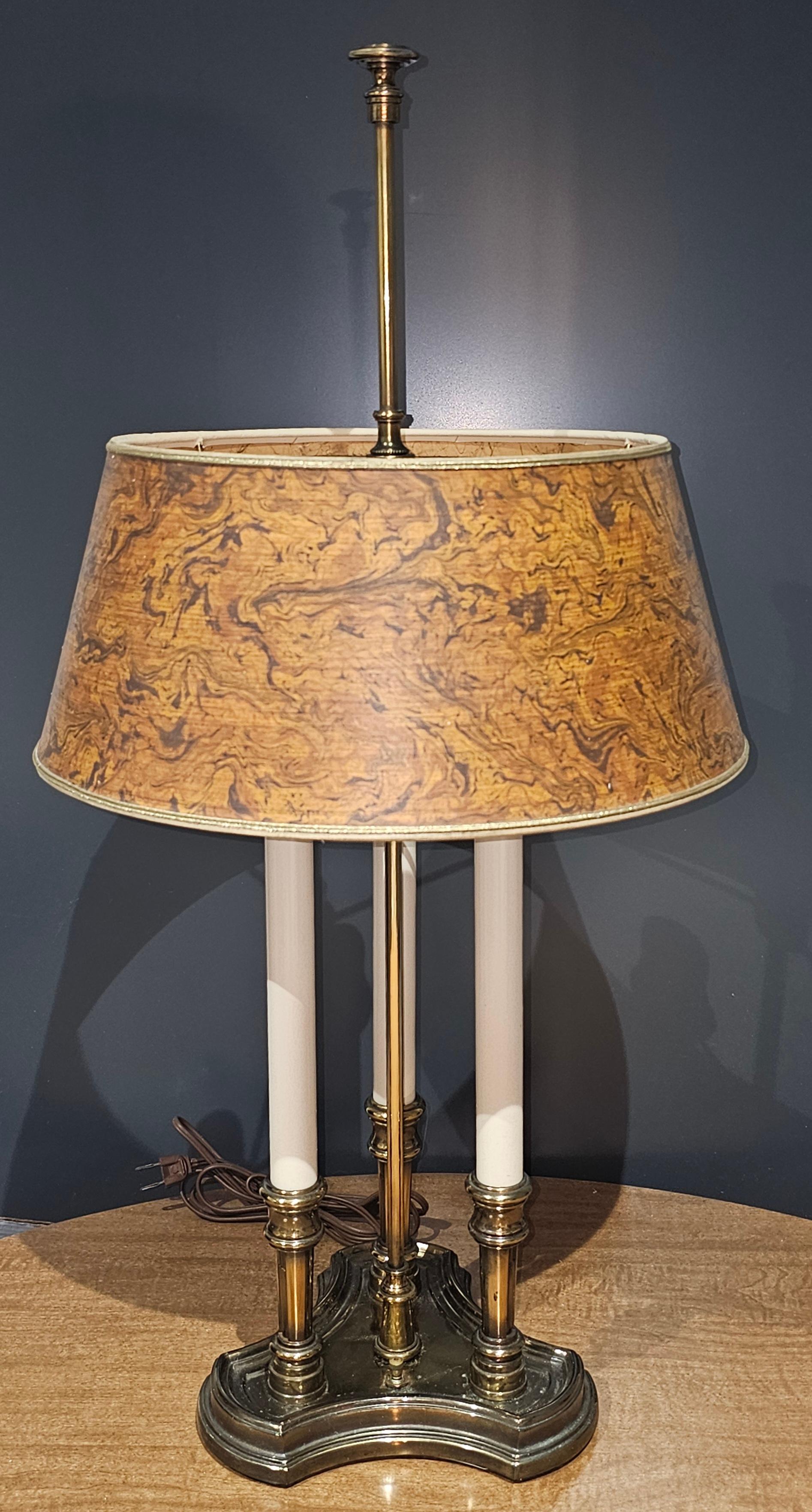 Mid Century Tommi Parzinger Lámpara Bouillotte de Latón Stiffel con Pantalla de Madera de Burl Faux Estadounidense en venta
