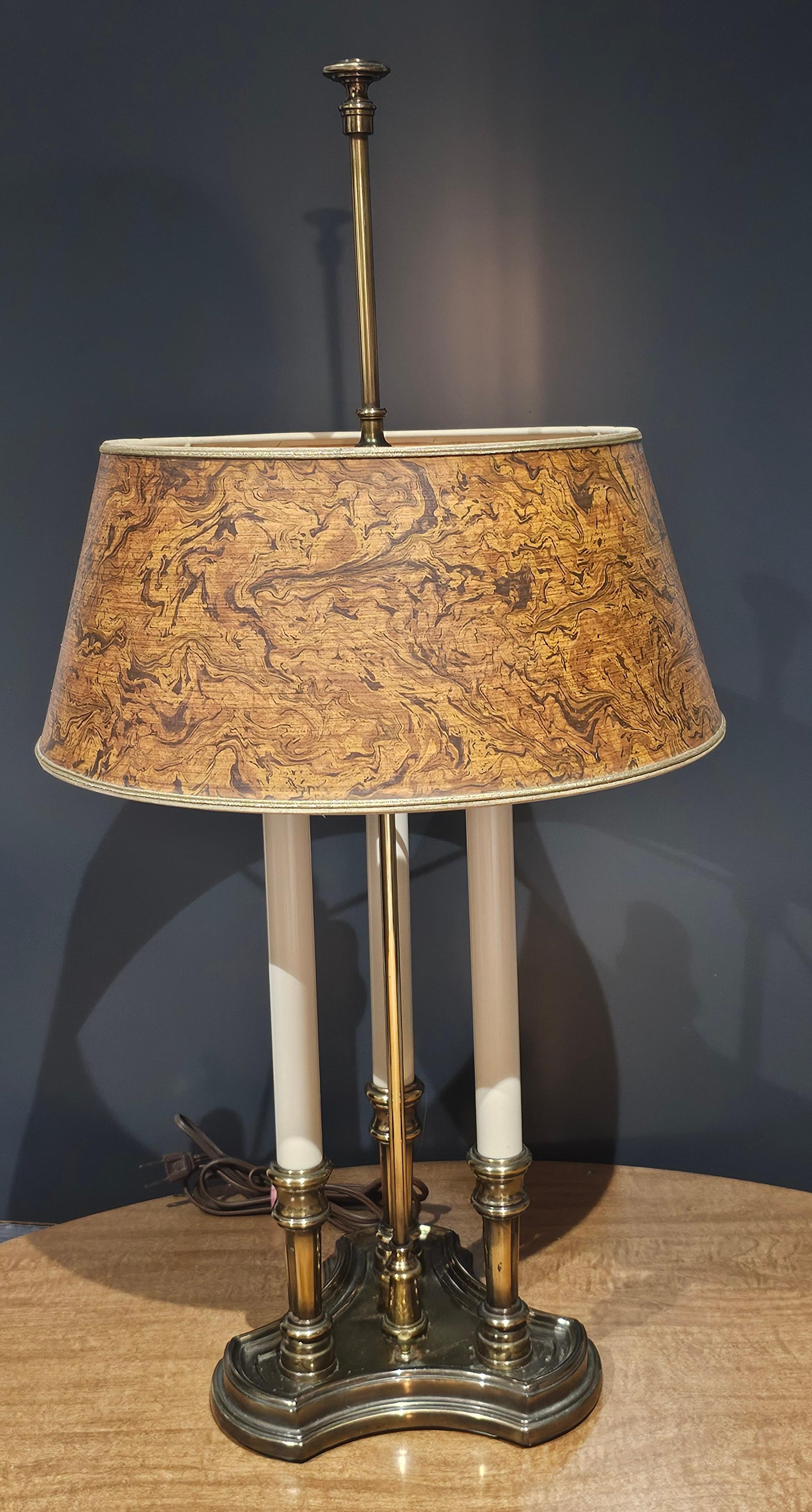 Mid Century Tommi Parzinger Lámpara Bouillotte de Latón Stiffel con Pantalla de Madera de Burl Faux Pulido en venta