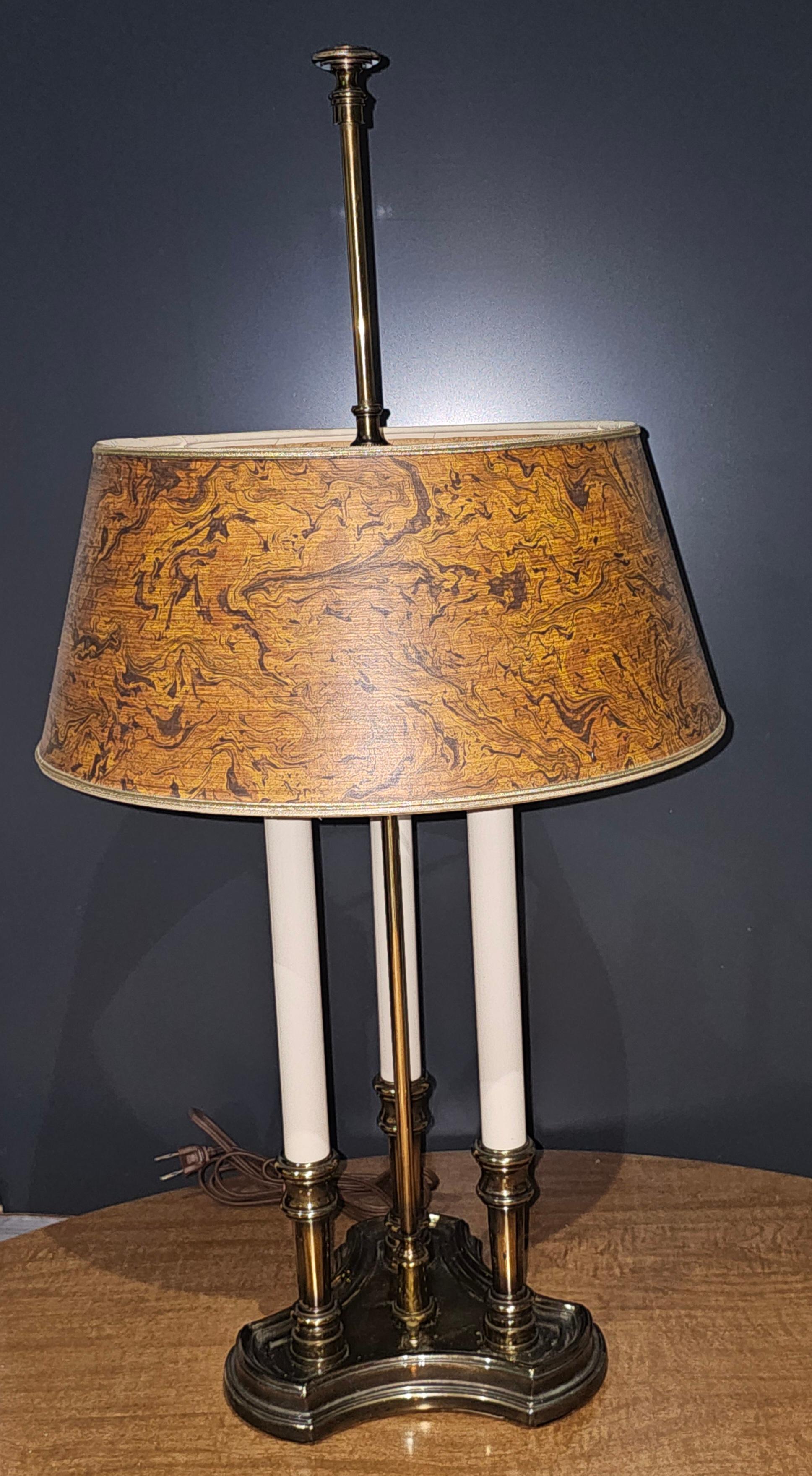 Mid Century Tommi Parzinger Lámpara Bouillotte de Latón Stiffel con Pantalla de Madera de Burl Faux en Bueno estado para la venta en Germantown, MD