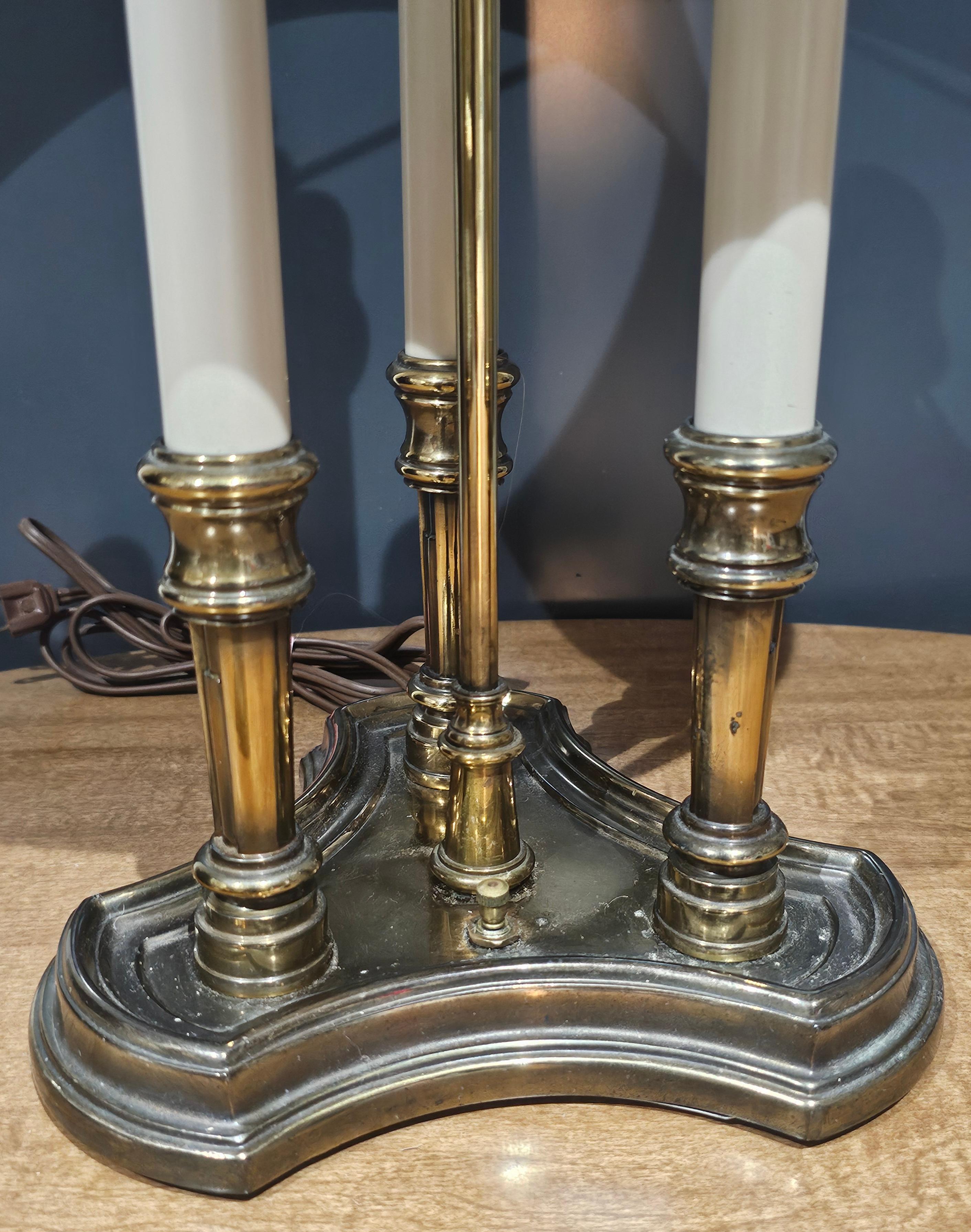 Mid Century Tommi Parzinger Lámpara Bouillotte de Latón Stiffel con Pantalla de Madera de Burl Faux siglo XX en venta