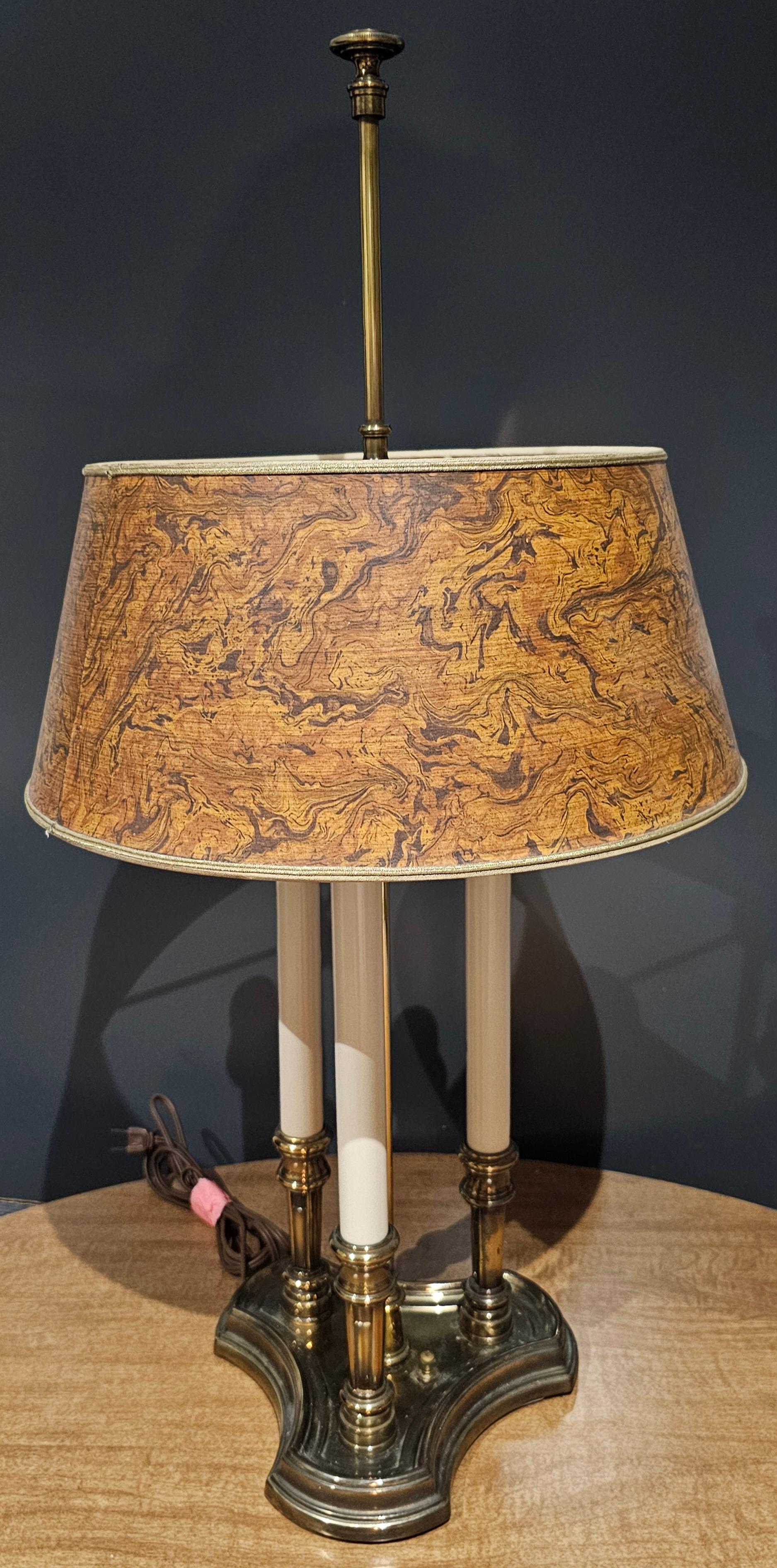 Mid Century Tommi Parzinger Lámpara Bouillotte de Latón Stiffel con Pantalla de Madera de Burl Faux en venta 2