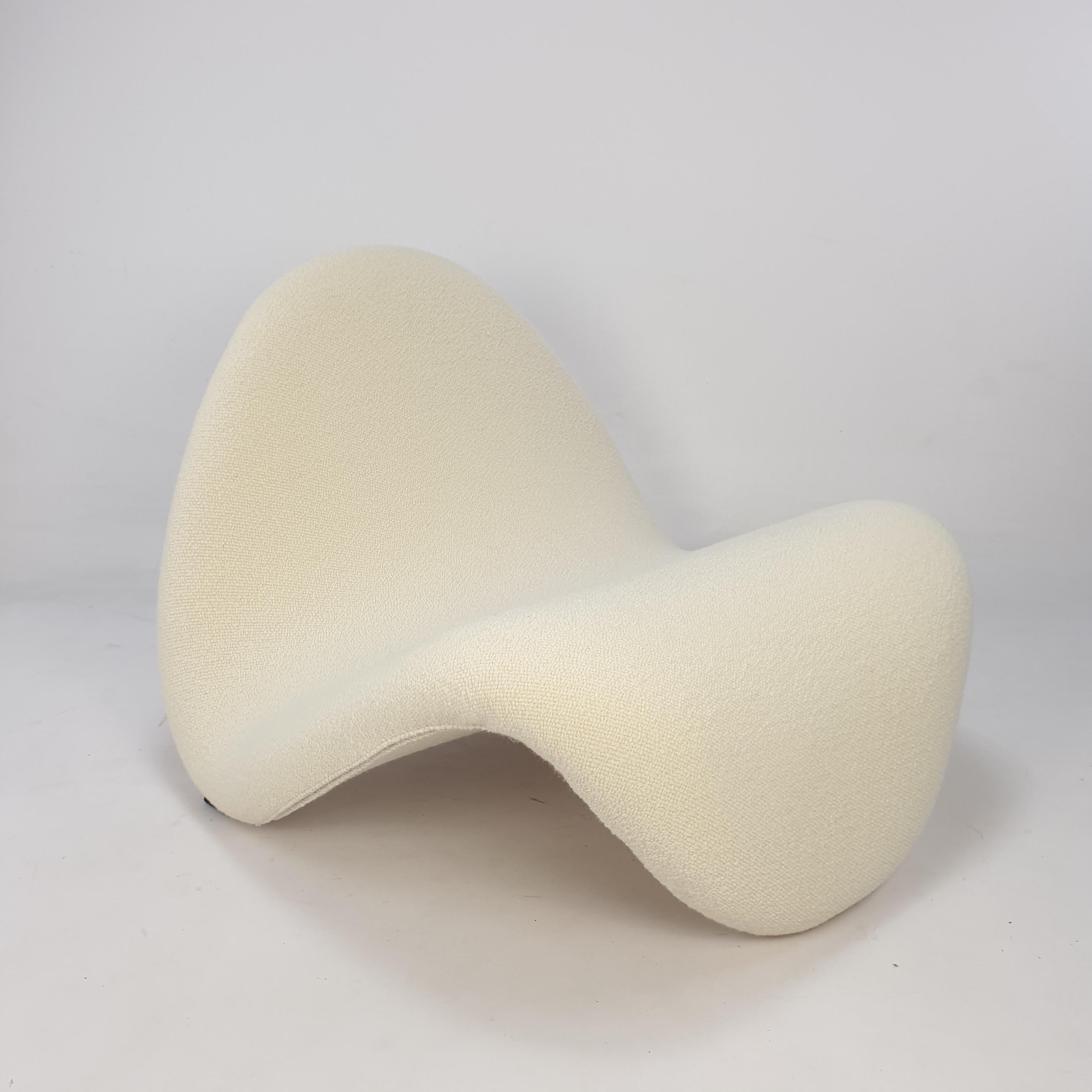 Amazing and very comfortable Tongue chair, designed by the French designer Pierre Paulin in the 60s and produced by Artifort. The chair is completely restored by a French Pierre Paulin specialist. The foam is renewed and it is reupholstered with