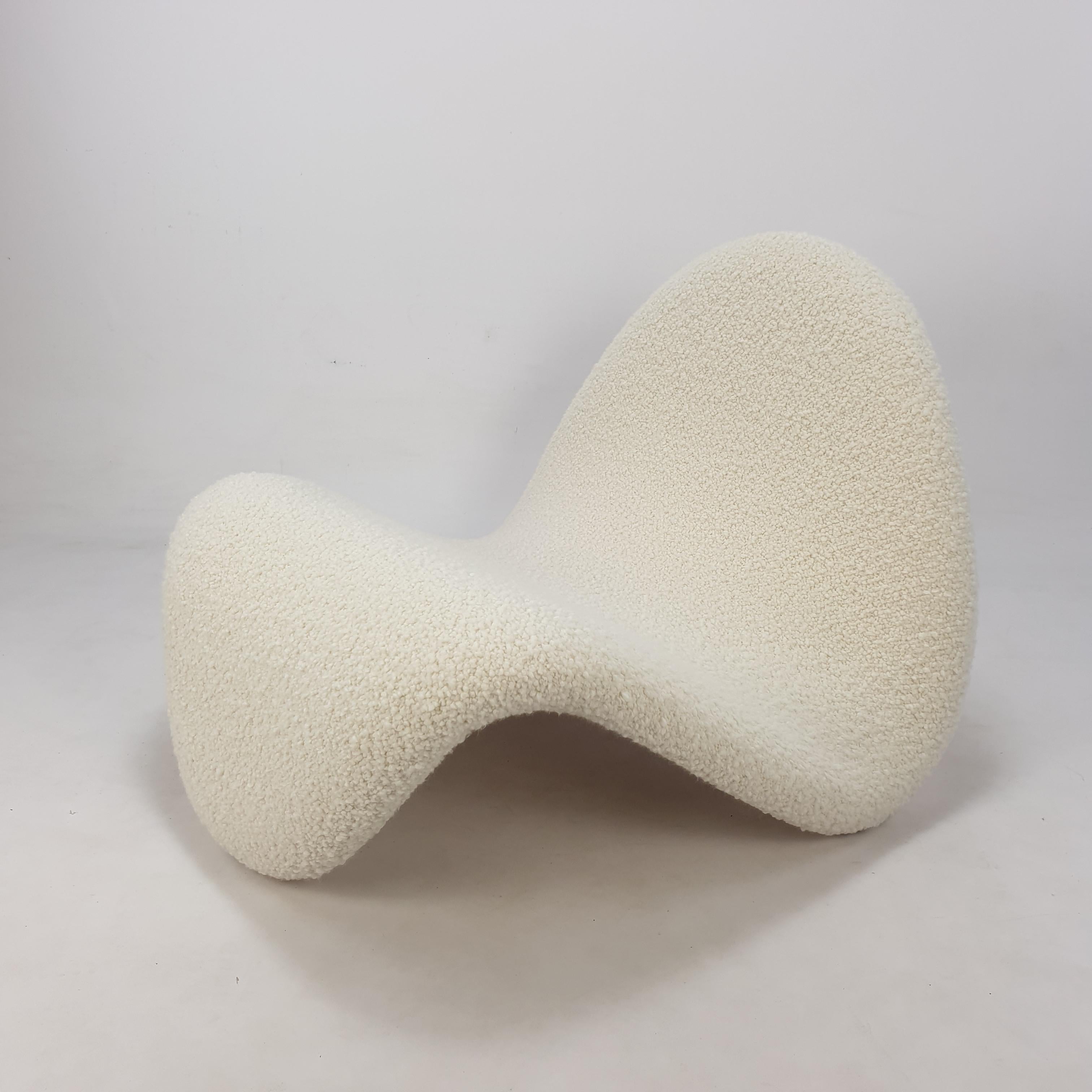 Amazing and very comfortable Tongue chair, designed by the French designer Pierre Paulin in the 60s and produced by Artifort. 

The chair is completely restored by a French Pierre Paulin specialist. 

The foam is renewed and it is reupholstered