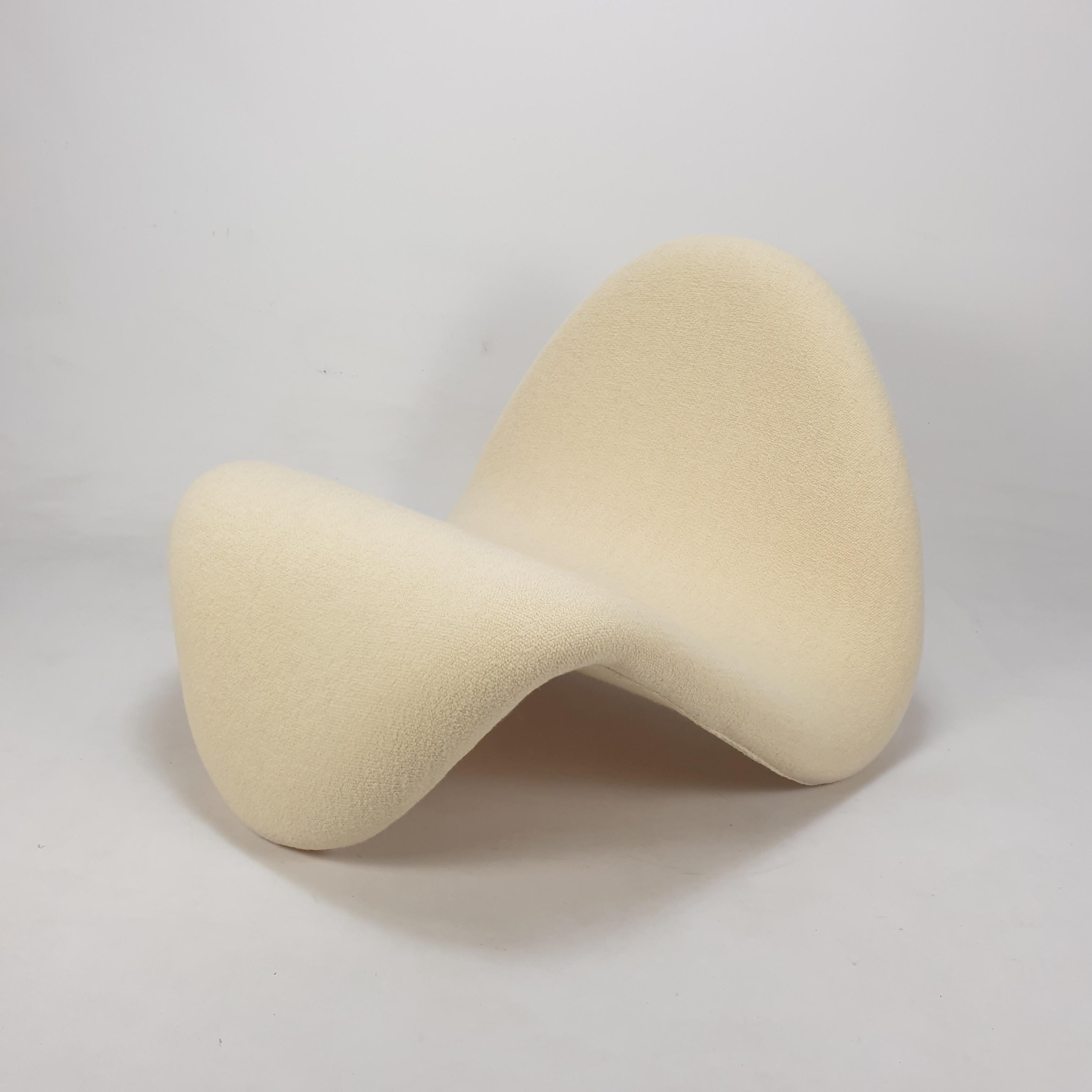 Amazing and very comfortable Tongue chair, designed by the French designer Pierre Paulin in the 60s and produced by Artifort. 

The chair is completely restored by a French Pierre Paulin specialist. 

The foam is renewed and it is reupholstered