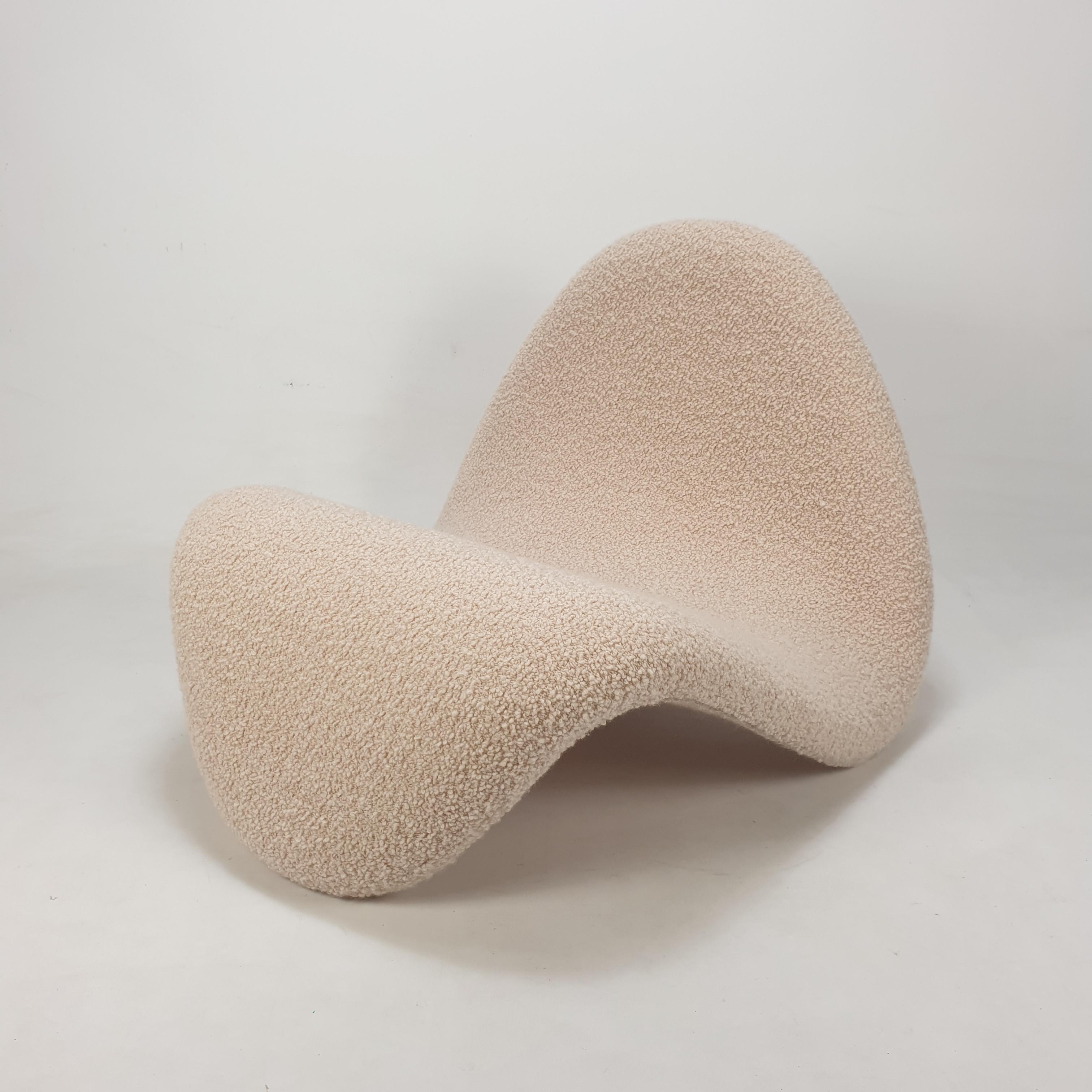 Amazing and very comfortable Tongue chair, designed by the French designer Pierre Paulin in the 60s and produced by Artifort. 

The chair is completely restored by a French Pierre Paulin specialist. 

The foam is renewed and it is reupholstered