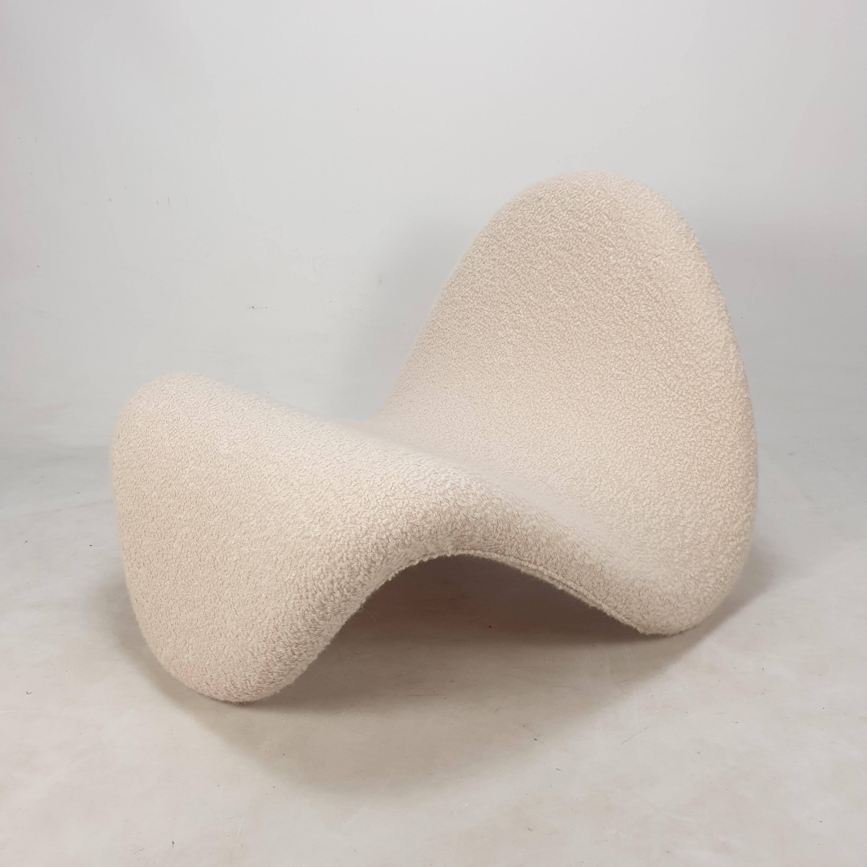 Amazing and very comfortable Tongue chair, designed by the French designer Pierre Paulin in the 60s and produced by Artifort. 

This lovely and original chair is completely restored by a French Pierre Paulin specialist. 

The foam is renewed and