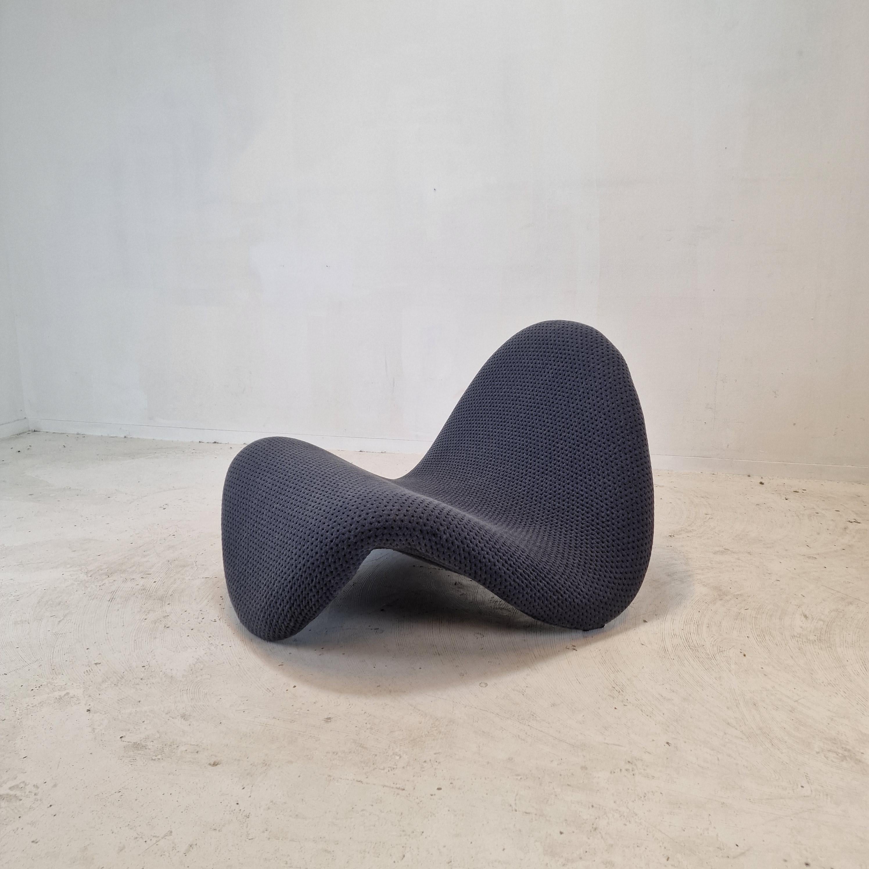 Amazing and very comfortable Tongue chair, designed by the French designer Pierre Paulin in the 60s and produced by Artifort. 

This lovely and original chair is restored with new fabric some years ago.
It is still in very good condition.

This is a