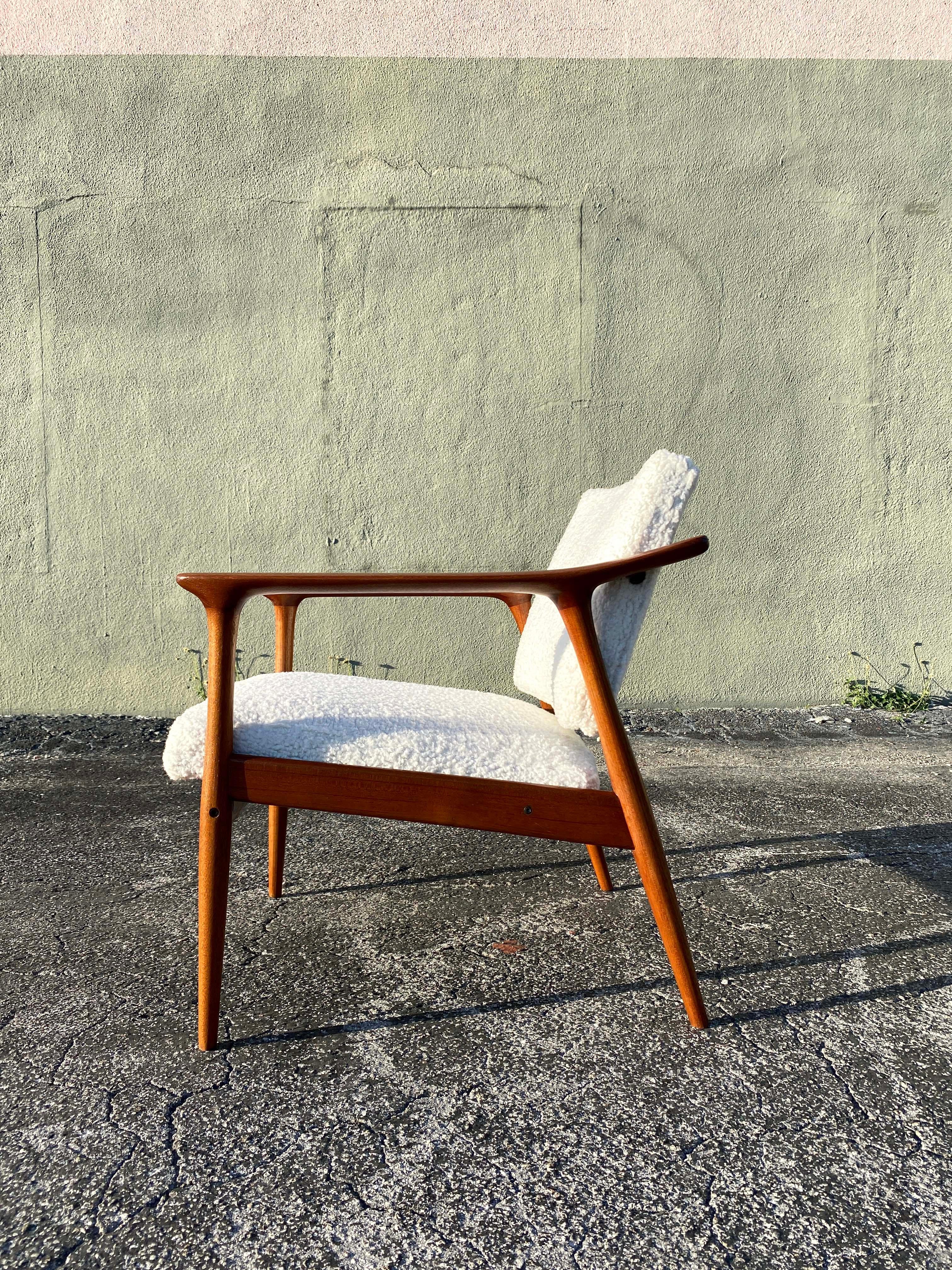 The ‘Tono’ chair was designed by Torbjorn Afdal and the Norwegian manufacturer Sandvik Mobler produced it in the 1950s. It features a sturdy walnut frame and newly reupholstered white boucle.

Measures: 26” W x 28” D x 28” H x 15.75” Seat H.