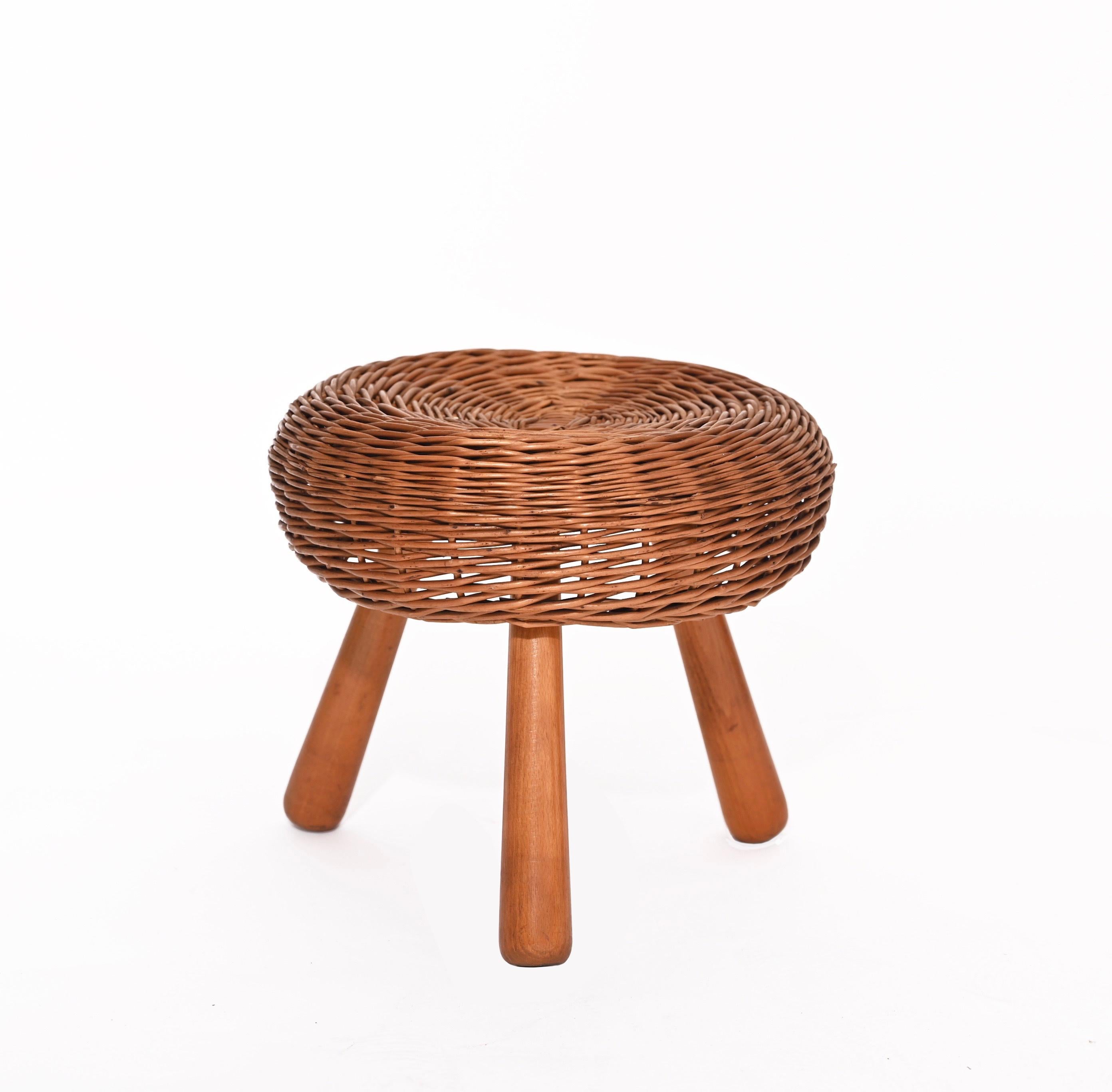 Gorgeous Tony Paul wicker stool, produced in the United States in the 50s.

This iconic and sturdy stool features a mix of hand-woven rattan while sitting on top of three solid beech wood legs, giving the stool wonderful proportions.
The center