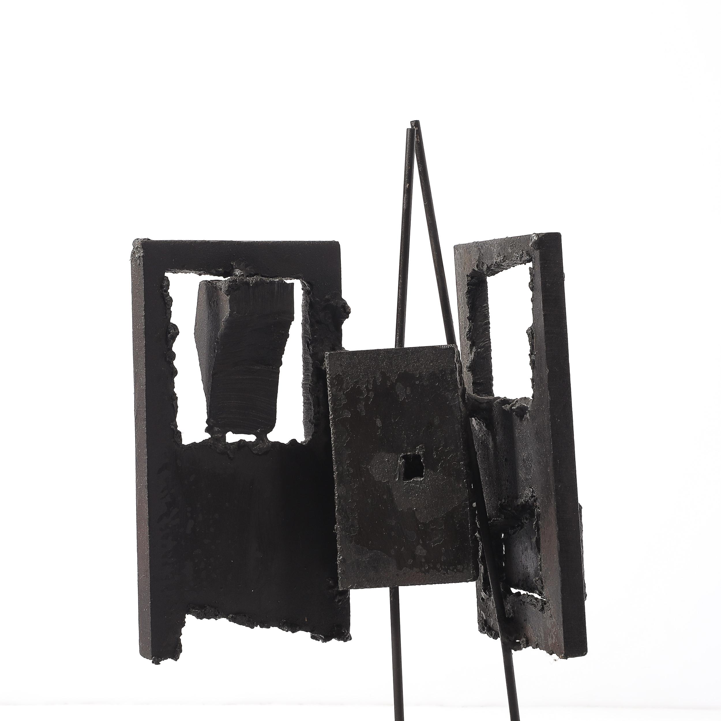 Cette étonnante sculpture brutaliste du milieu du siècle, créée vers 1965 par l'artiste John Balossi, est un exemple évocateur de l'art du milieu du siècle qui allie les matériaux industriels à la créativité organique. Fabriquée en acier découpé au