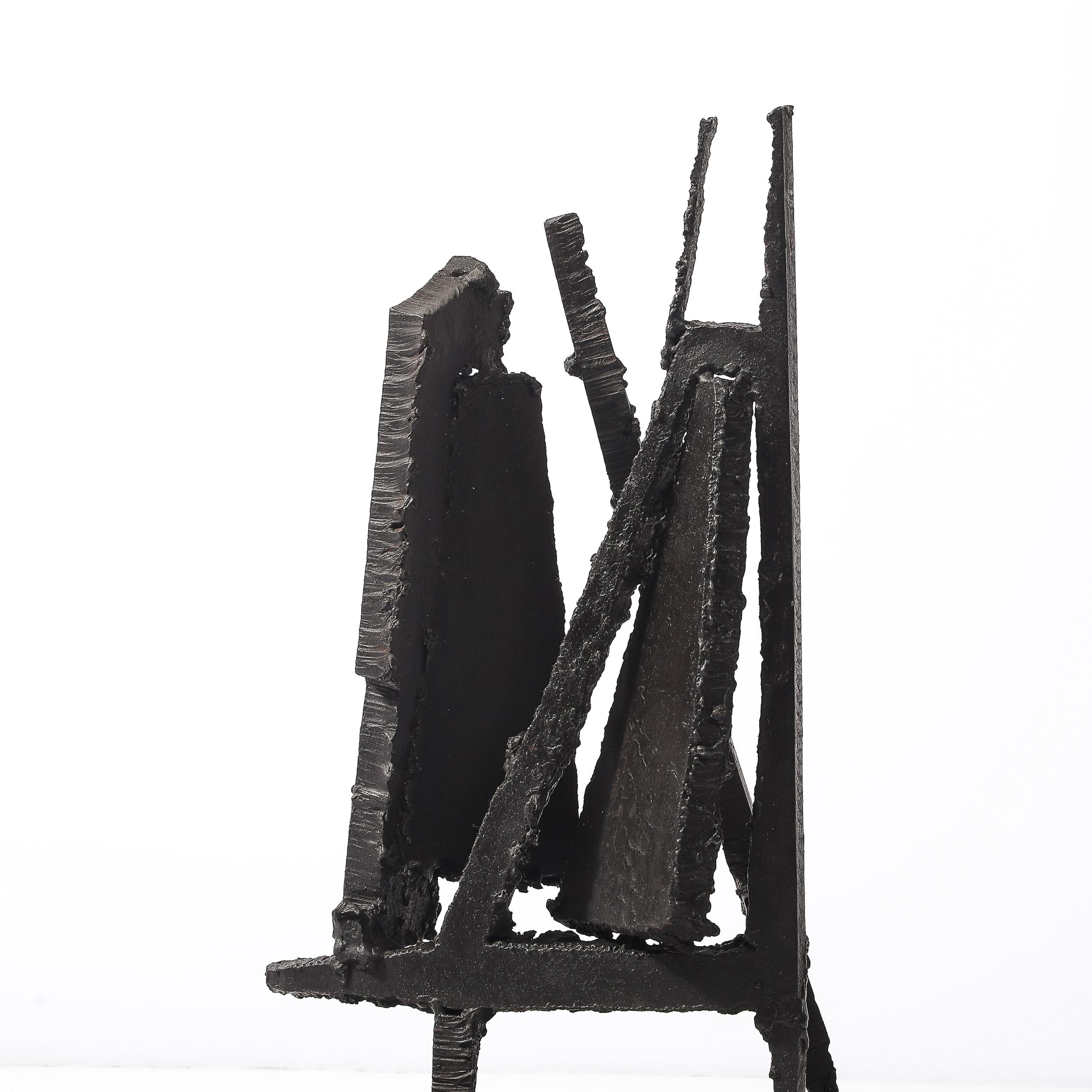 Cette étonnante sculpture brutaliste du milieu du siècle, créée vers 1965 par l'artiste John Balossi, est un exemple évocateur de l'art du milieu du siècle qui allie les matériaux industriels à la créativité organique. Fabriquée en acier découpé au