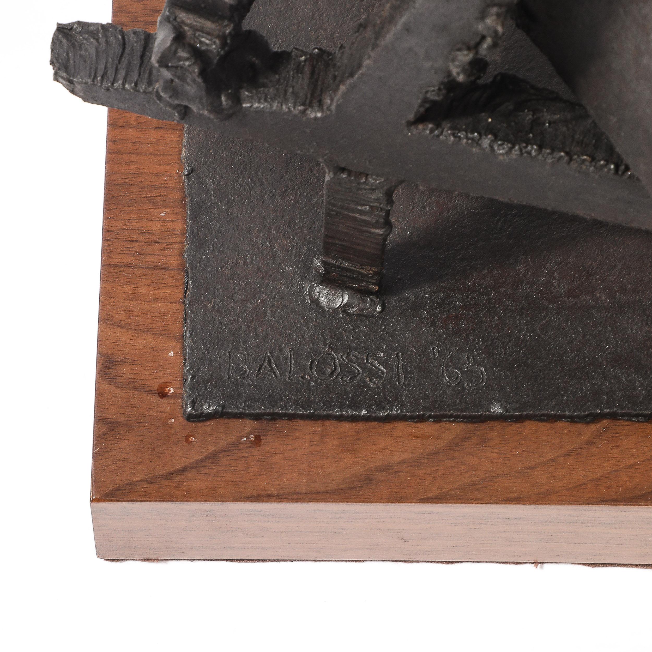 Mid-Century Modern Mid-Century Torch Cut Steel Brutalist Sculpture on Walnut signée John Balossi en vente