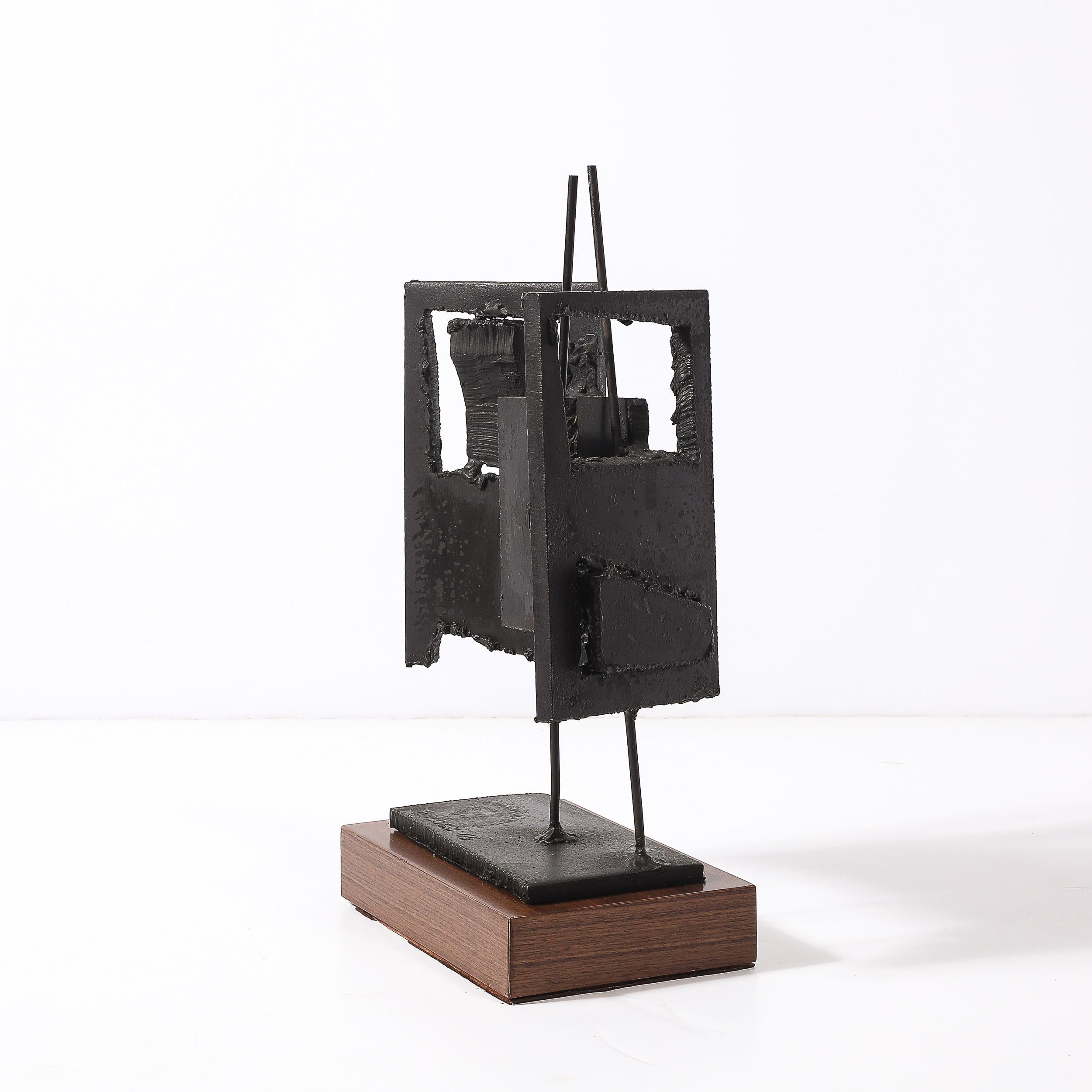 Mid-Century Torch Cut Steel Brutalist Sculpture on Walnut Signed John Balossi Excellent état - En vente à New York, NY