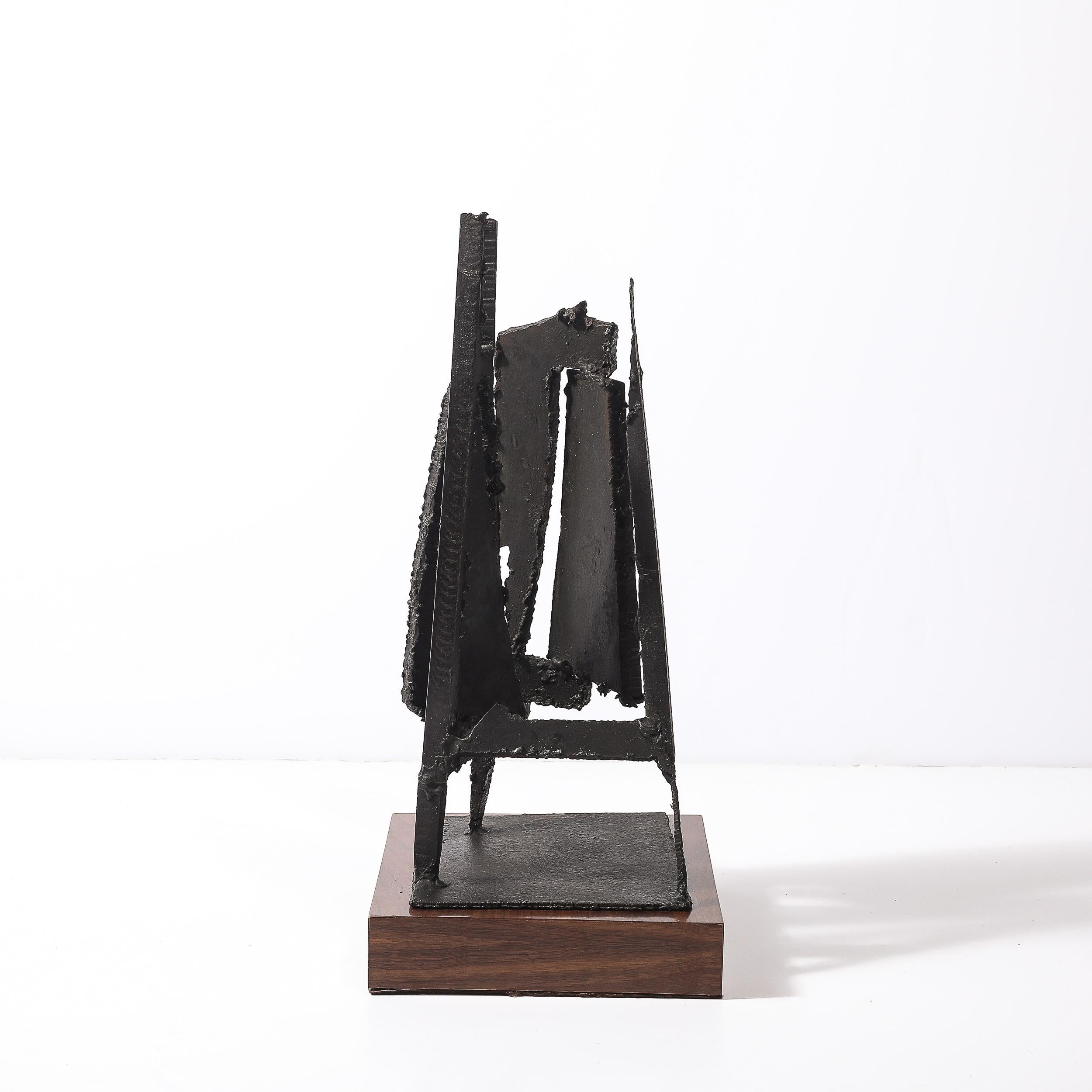 Mid-Century Torch Cut Steel Brutalist Sculpture on Walnut signée John Balossi Excellent état - En vente à New York, NY