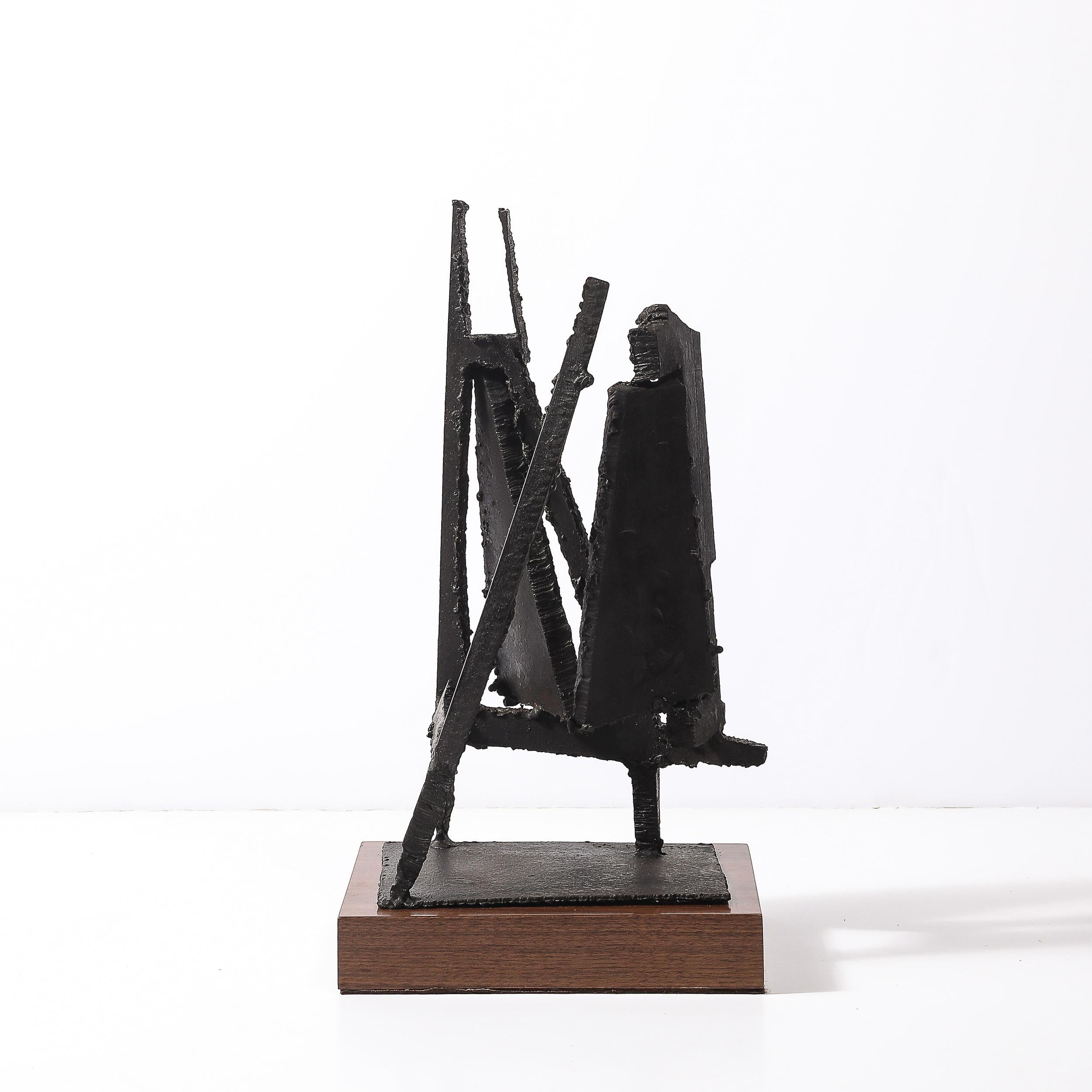 Milieu du XXe siècle Mid-Century Torch Cut Steel Brutalist Sculpture on Walnut signée John Balossi en vente