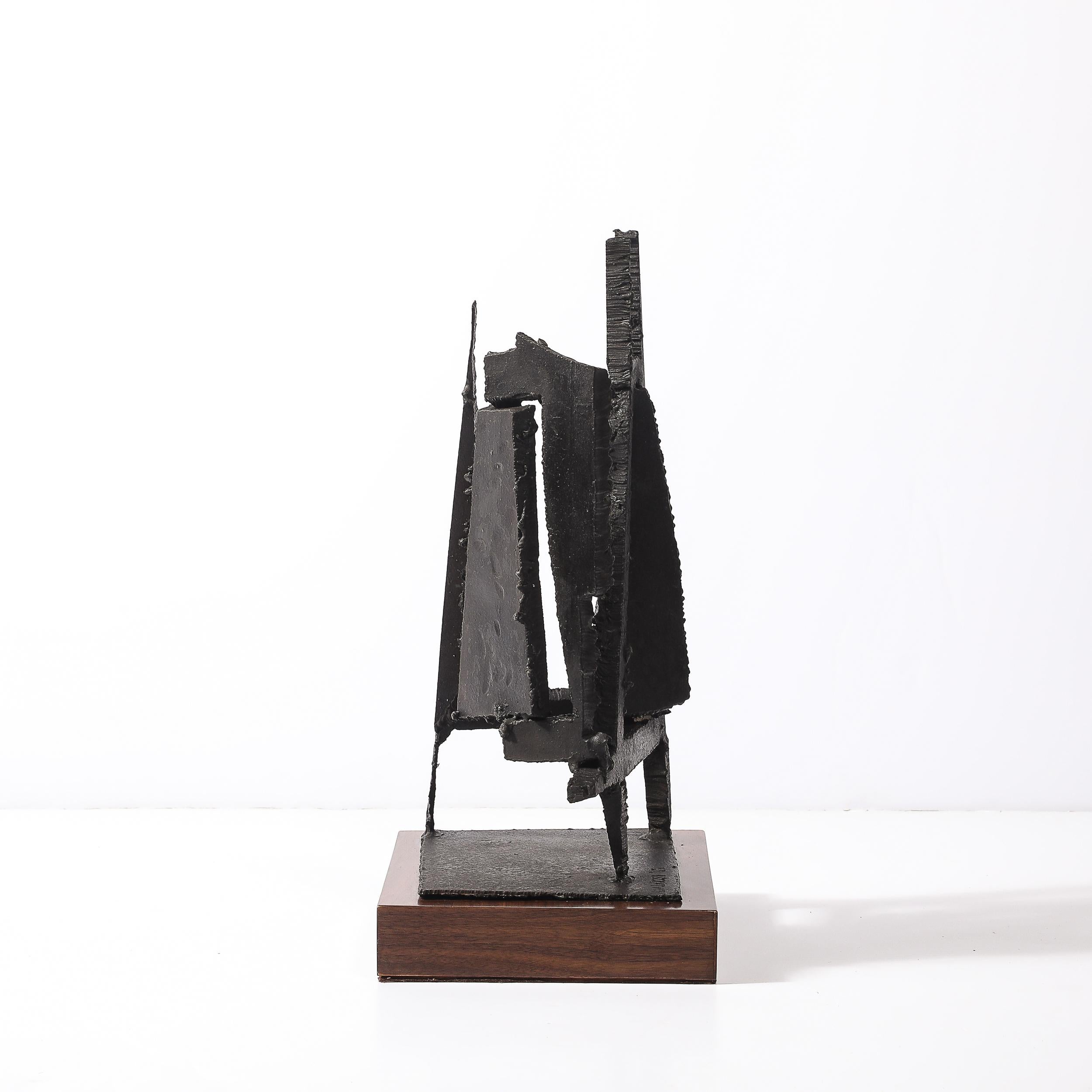 Mid-Century Torch Cut Steel Brutalist Sculpture on Walnut signée John Balossi en vente 1