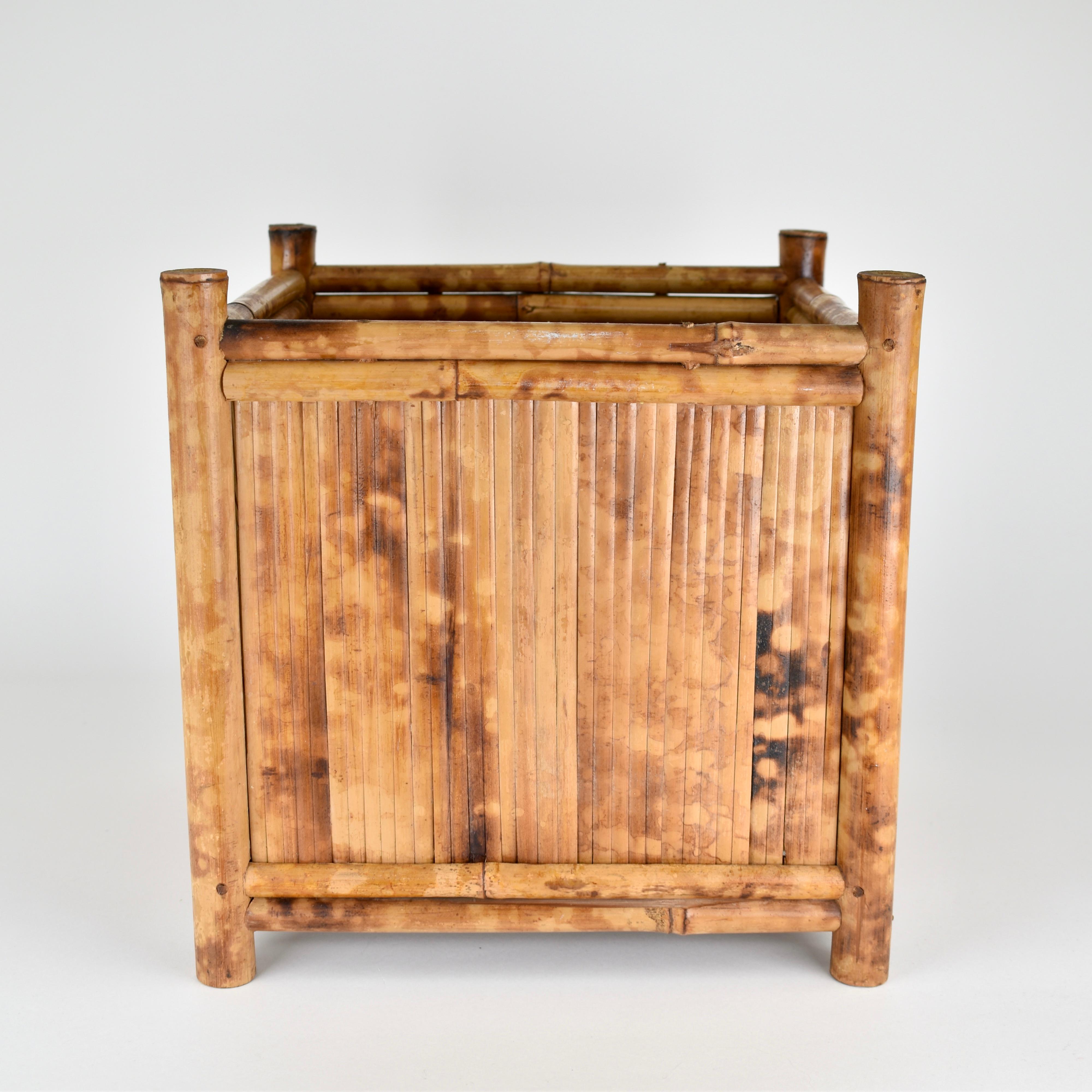 Bellissima fioriera vintage in bambù tartaruga. In ottime condizioni vintage, nessun danno. Leggere tracce di usura.

28 x 28 x 28 cm
11 x 11 x 11 pollici

Contattami per qualsiasi domanda.

- Ricicliamo il più possibile i materiali di imballaggio
