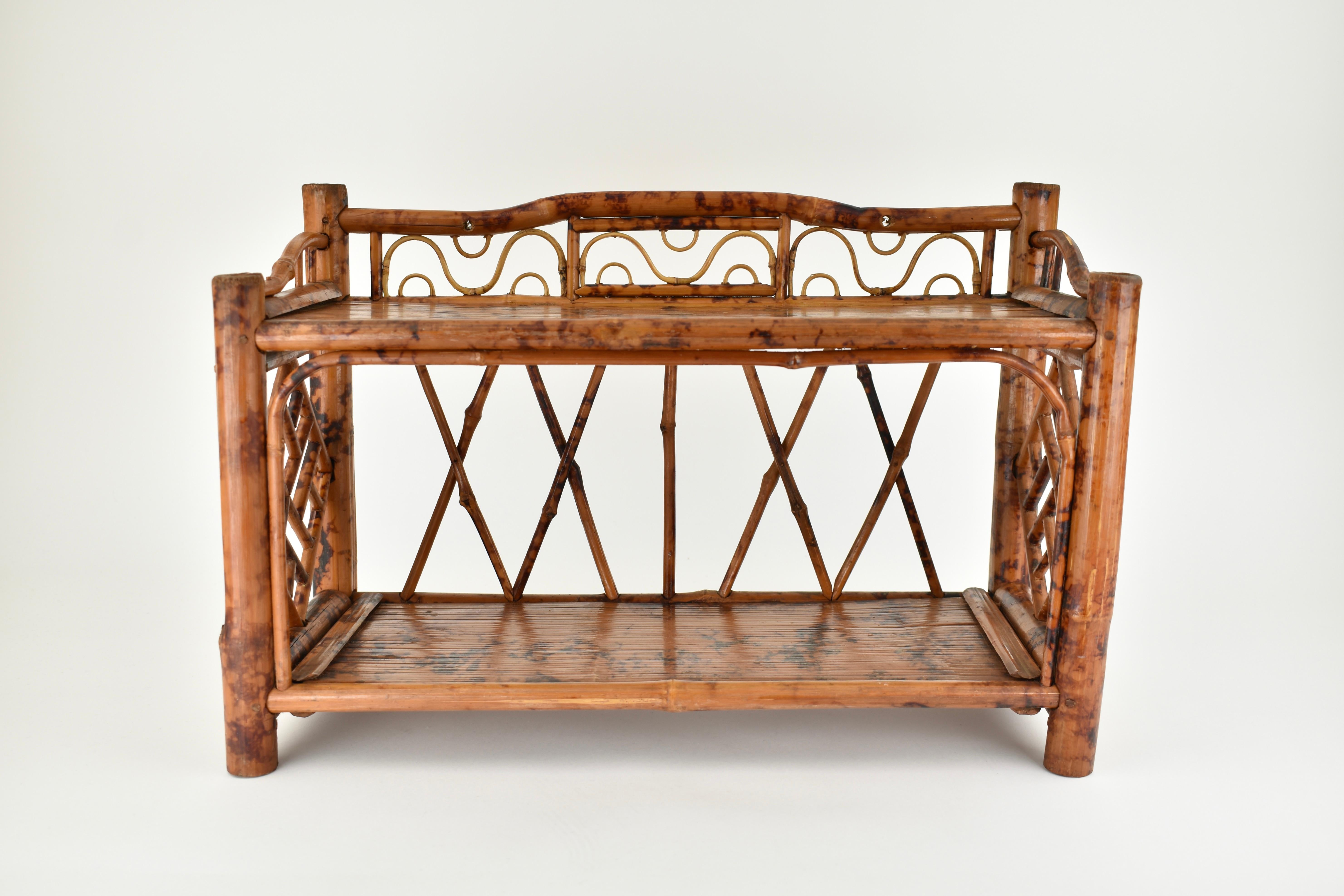 Stunning intricate vintage tortoise bamboo shelf. Can be used hanging on the wall or standing up. In great condition, minor traces of wear.

Height: 28 cm / 11