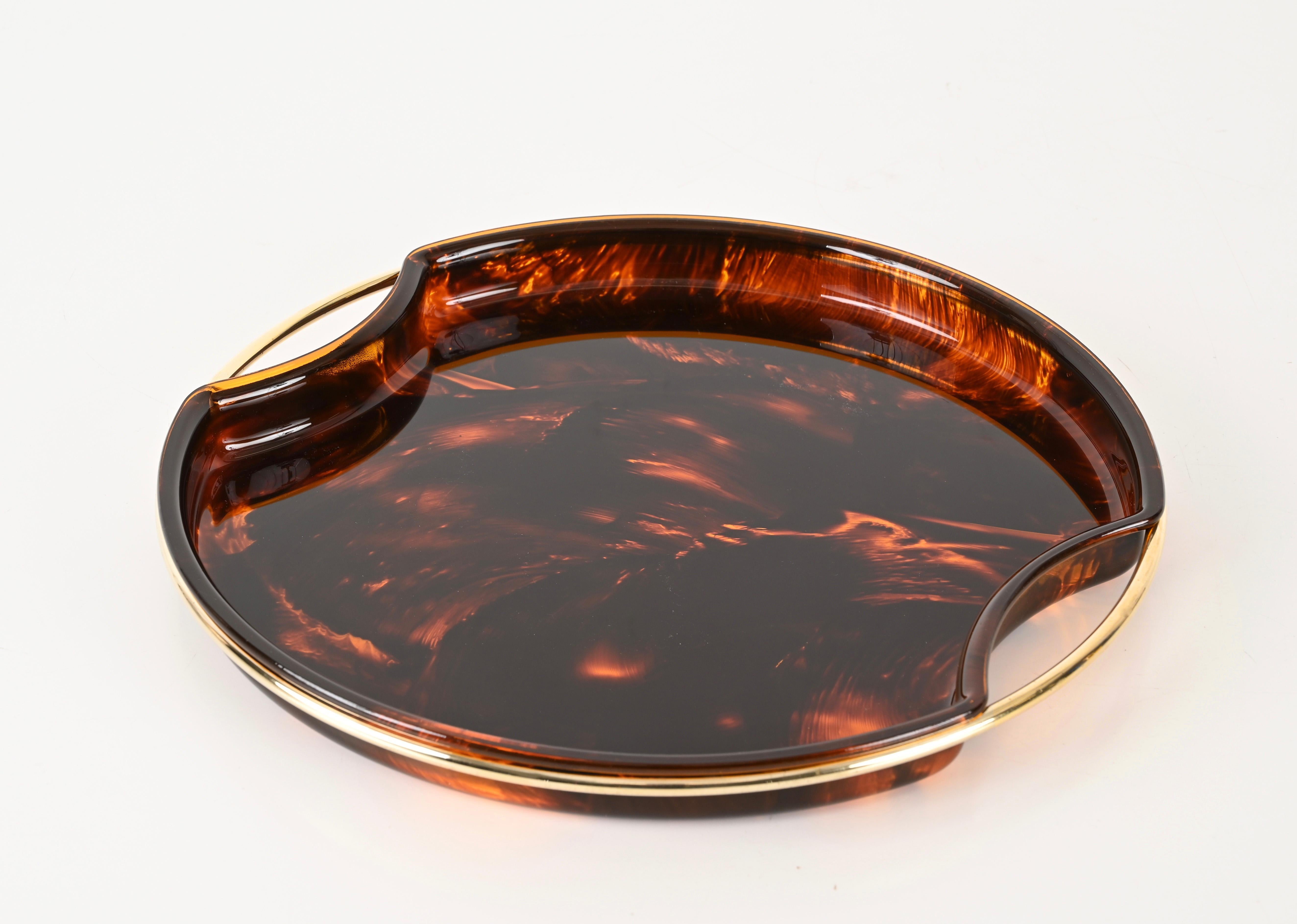 Mid-Century Tortoiseshell Lucite and Brass Serving Tray by Guzzini, Italy 1970s In Good Condition For Sale In Roma, IT