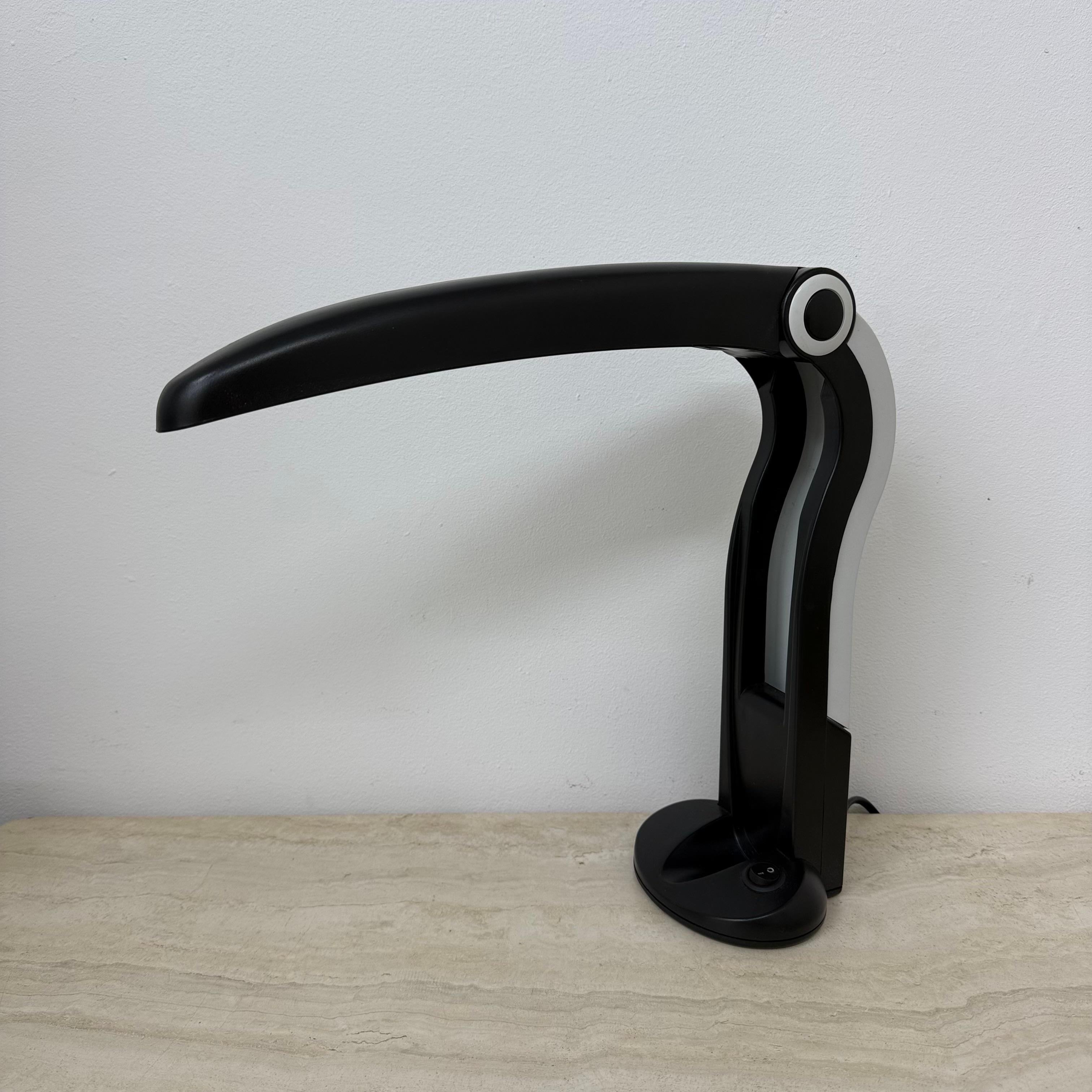 Lámpara de mesa Tucán de mediados de siglo de H. T. Huang, años 80 Plástico en venta